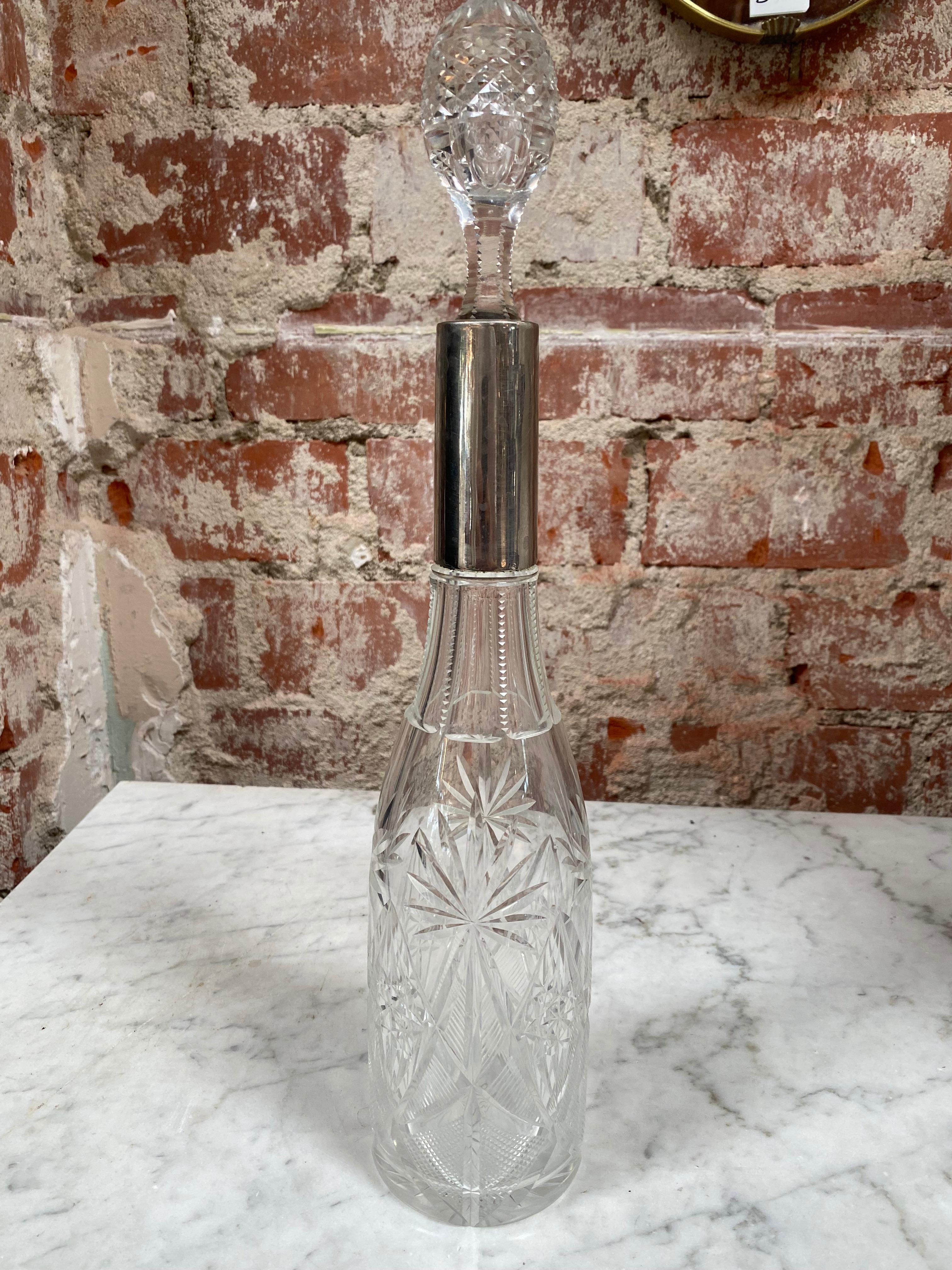 Belle grande bouteille en verre vintage fabriquée en Italie, dans les années 1970.