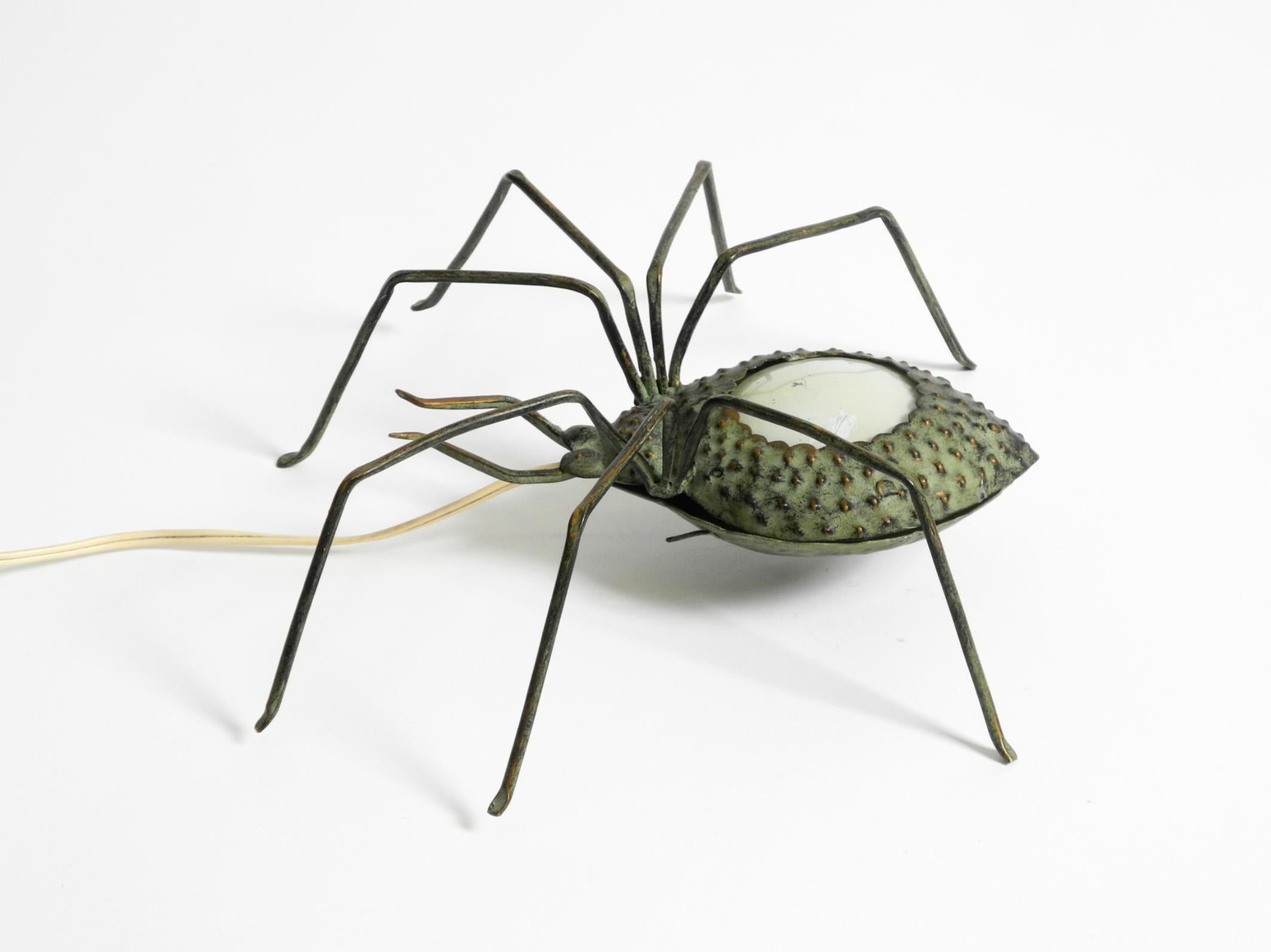 Precioso aplique italiano con forma de araña.
En Italia, las arañas se consideran amuletos de la suerte.
Típico diseño italiano de mediados de siglo en muy buen estado original.
Fabricada totalmente en metal con una original pantalla de