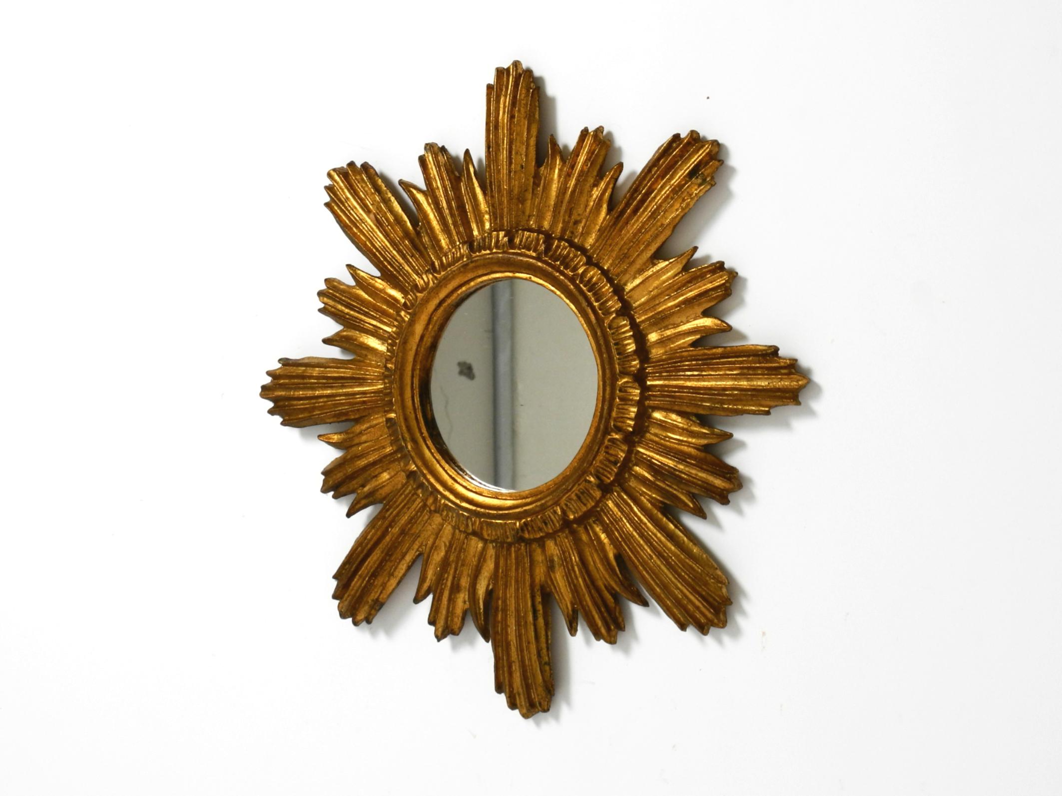 Beautiful Italian mid-century sunburst wall mirror made of wood and resin, gold-plated.
Great 1950s design.
No damage to the frame. Just a tiny chip on the frame.
You can see it clearly in the last photo.
Mirror without scratches and not