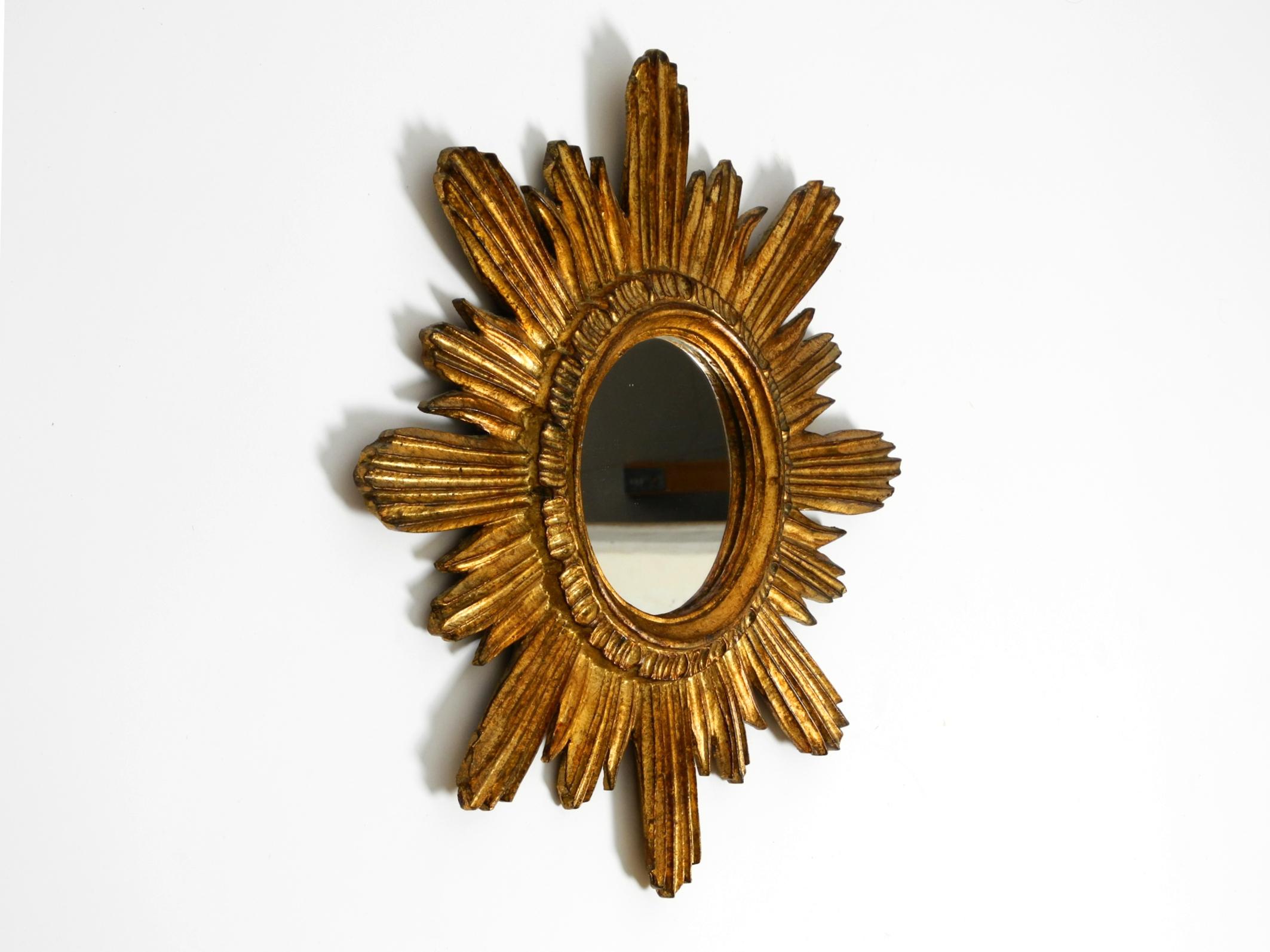 Beautiful Italian Mid Century Sunburst wall mirror made of wood gold plated In Good Condition For Sale In München, DE