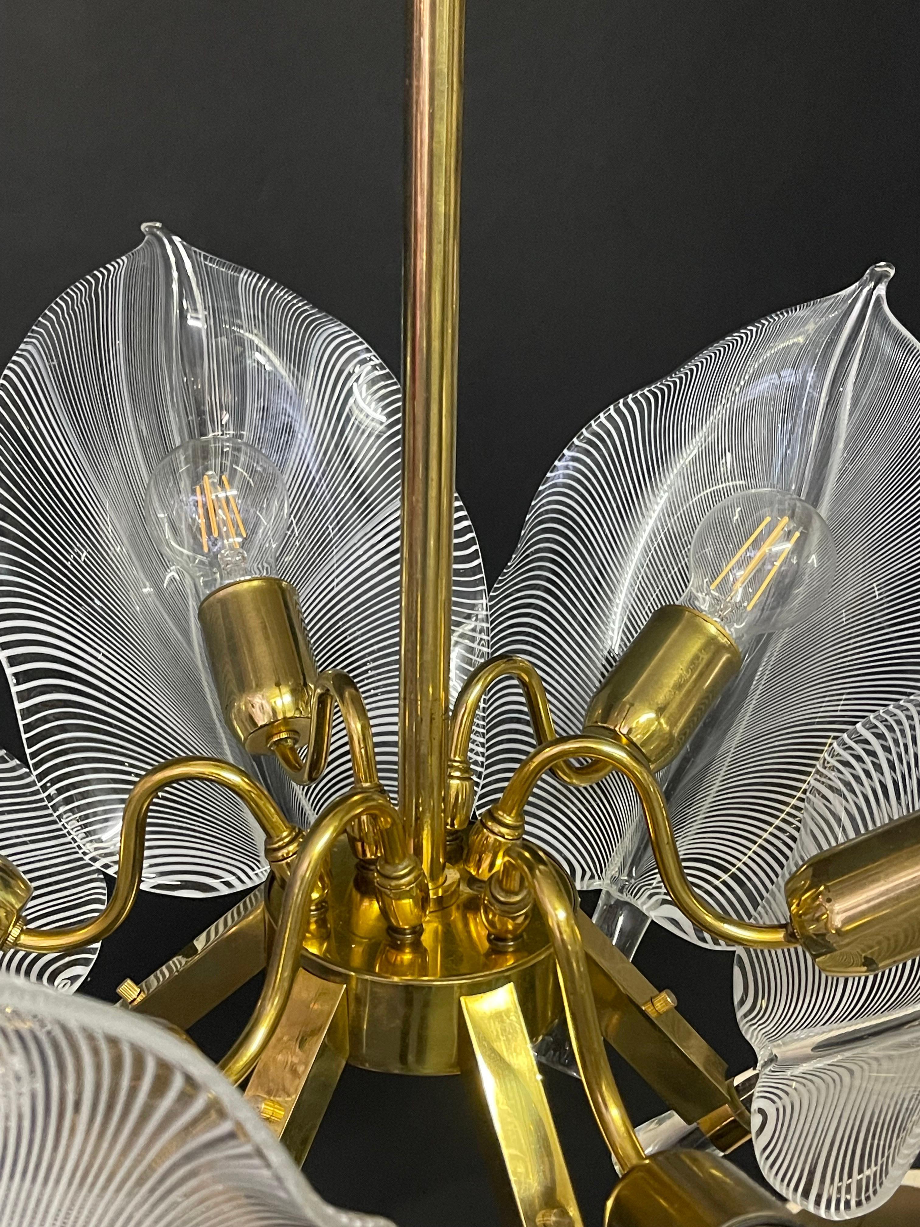 Franco Luce Murano Glass and Brass Chandelier, Italy, circa 1970s (Ende des 20. Jahrhunderts) im Angebot