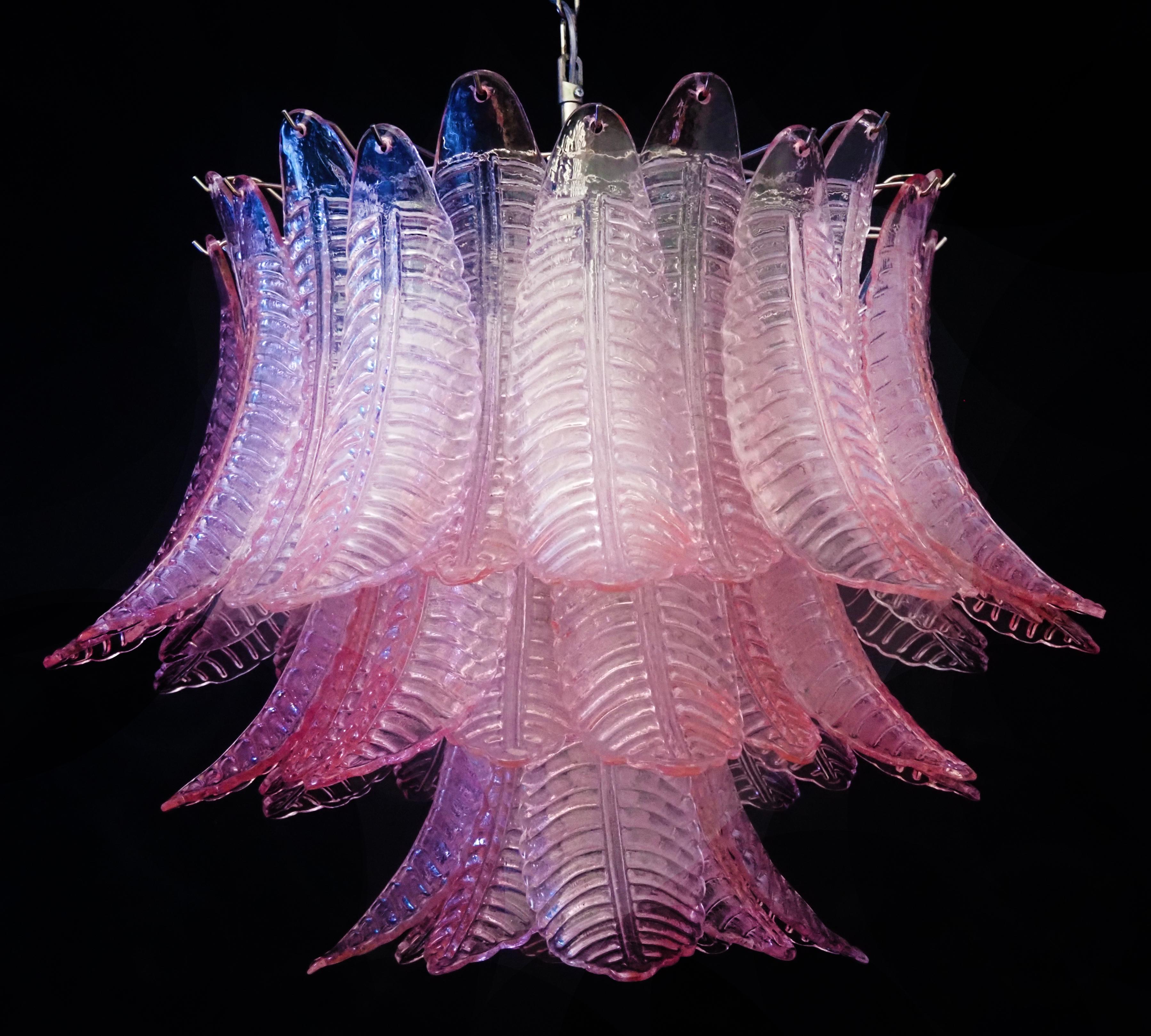 Magnifique et immense lustre italien de Murano composé de 48 splendides verres roses qui donnent un aspect très élégant. Les verres de ce lustre sont de véritables œuvres d'art. Le poids de ce lustre est de 35 kg.
Période : fin du XXe