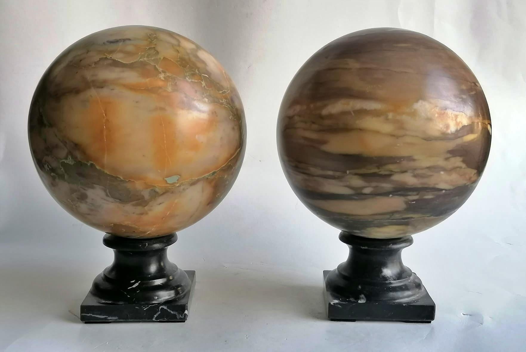 Beautiful Italian Pair of Early 20th Century Carrara Marble Spheres In Good Condition In Madrid, ES