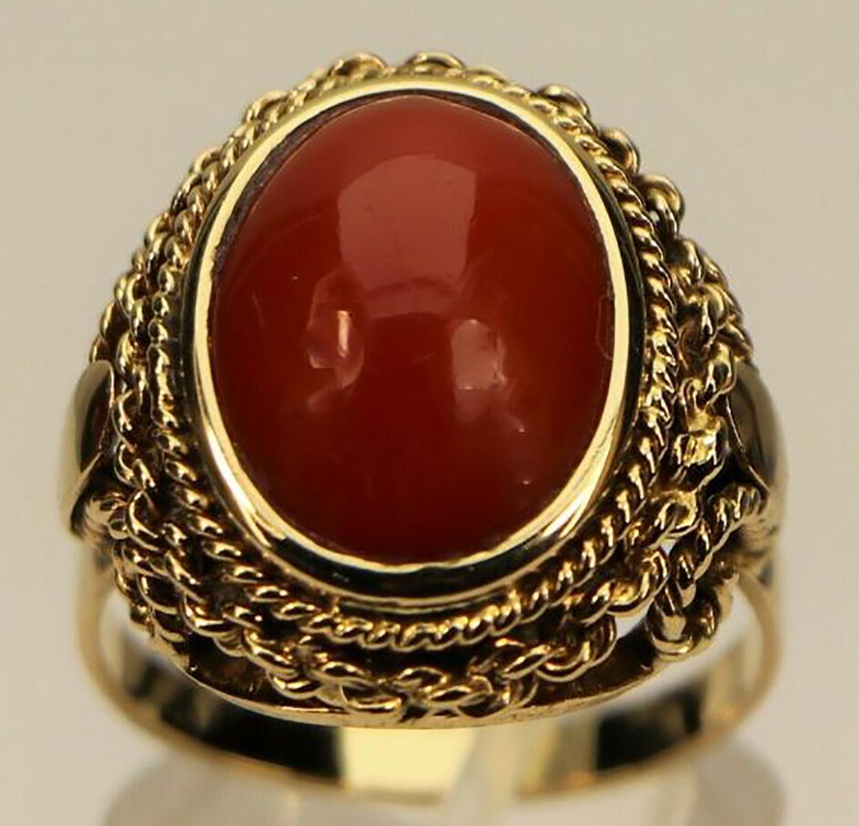 Coral jewelry is rarely found in rose gold, so this ring is almost a rarity! The coral is set in a twisted gold thread with various decorations.

A typical ring from the 1960s from Italy, which can also be found in the ring binder.

Ring size: 58 /