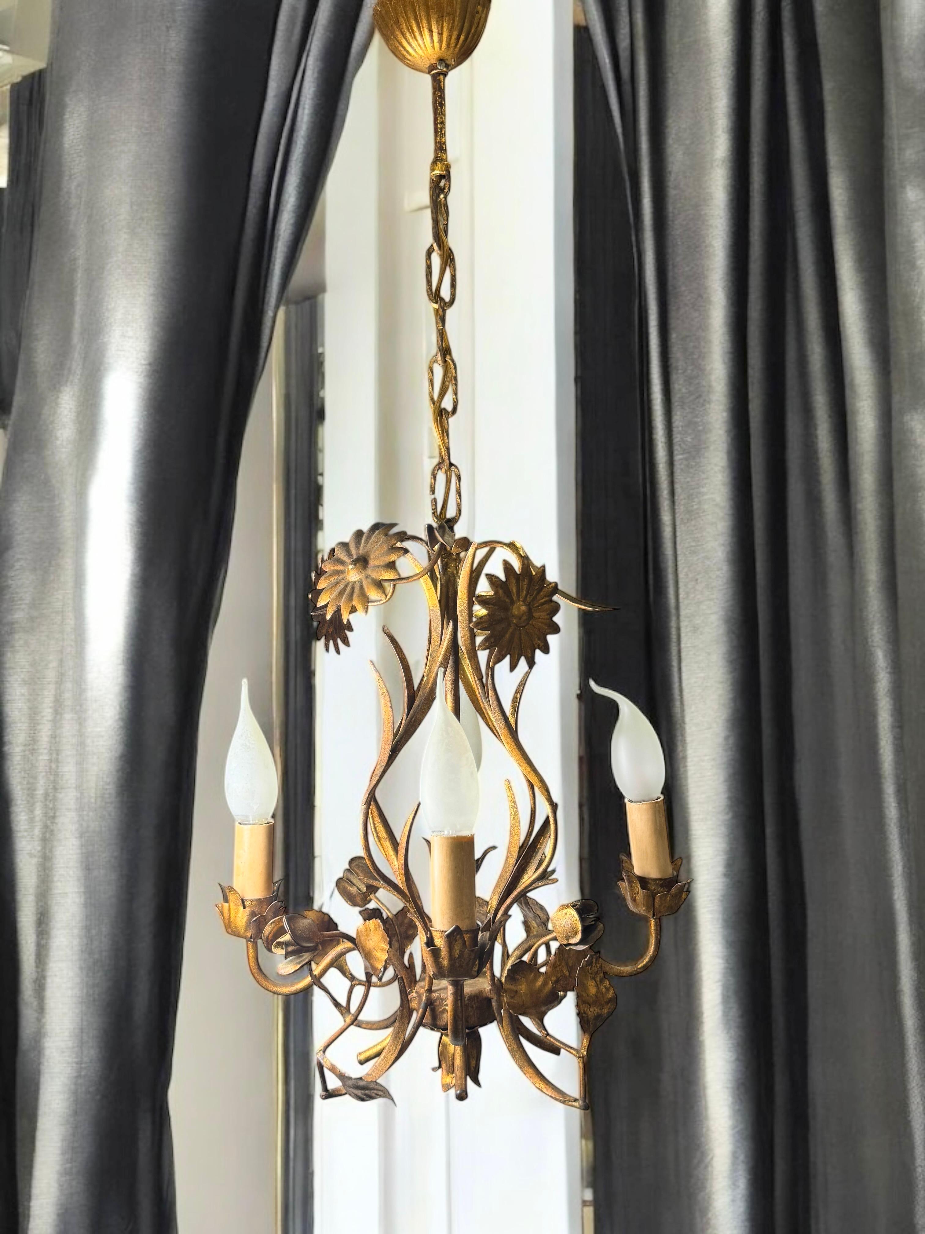 Belle Tole Florentine Florence dorée fleur Coco Chanel Chandelier en vente 3
