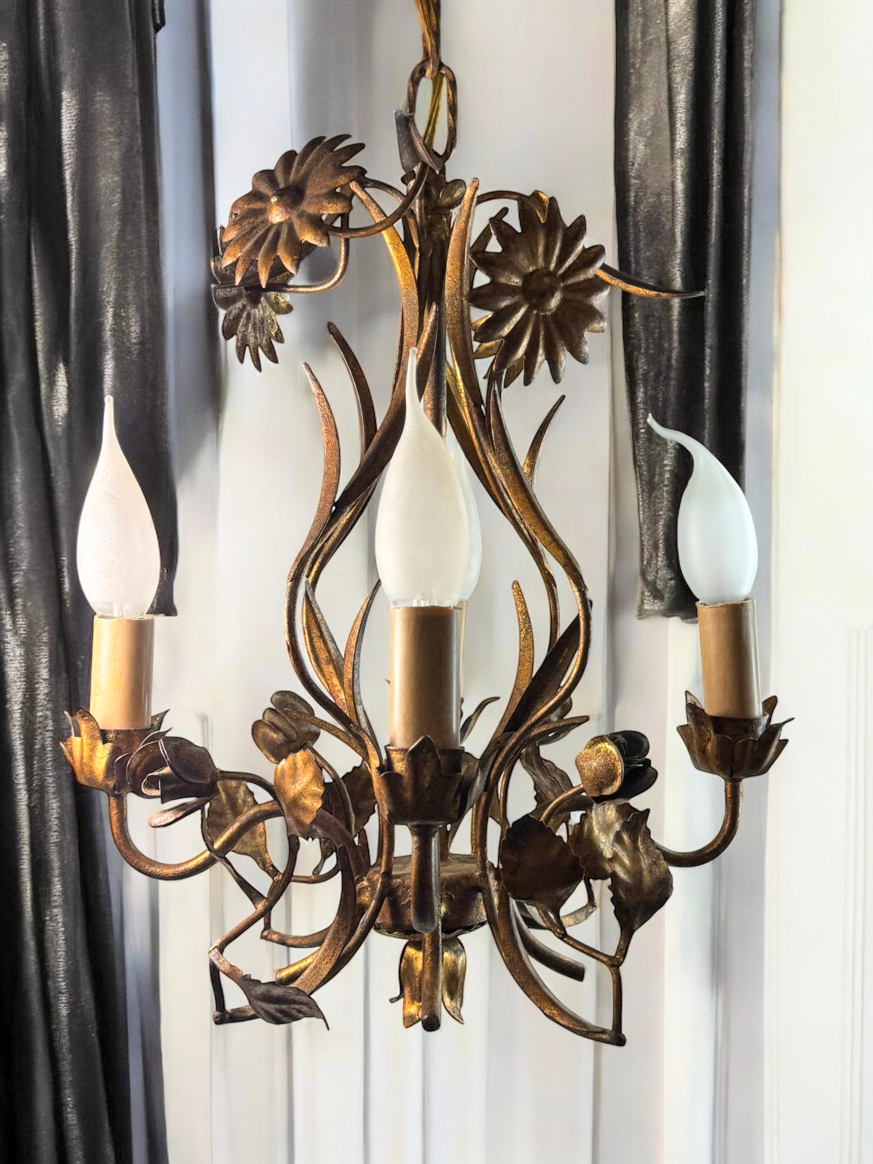 Belle Tole Florentine Florence dorée fleur Coco Chanel Chandelier en vente 5