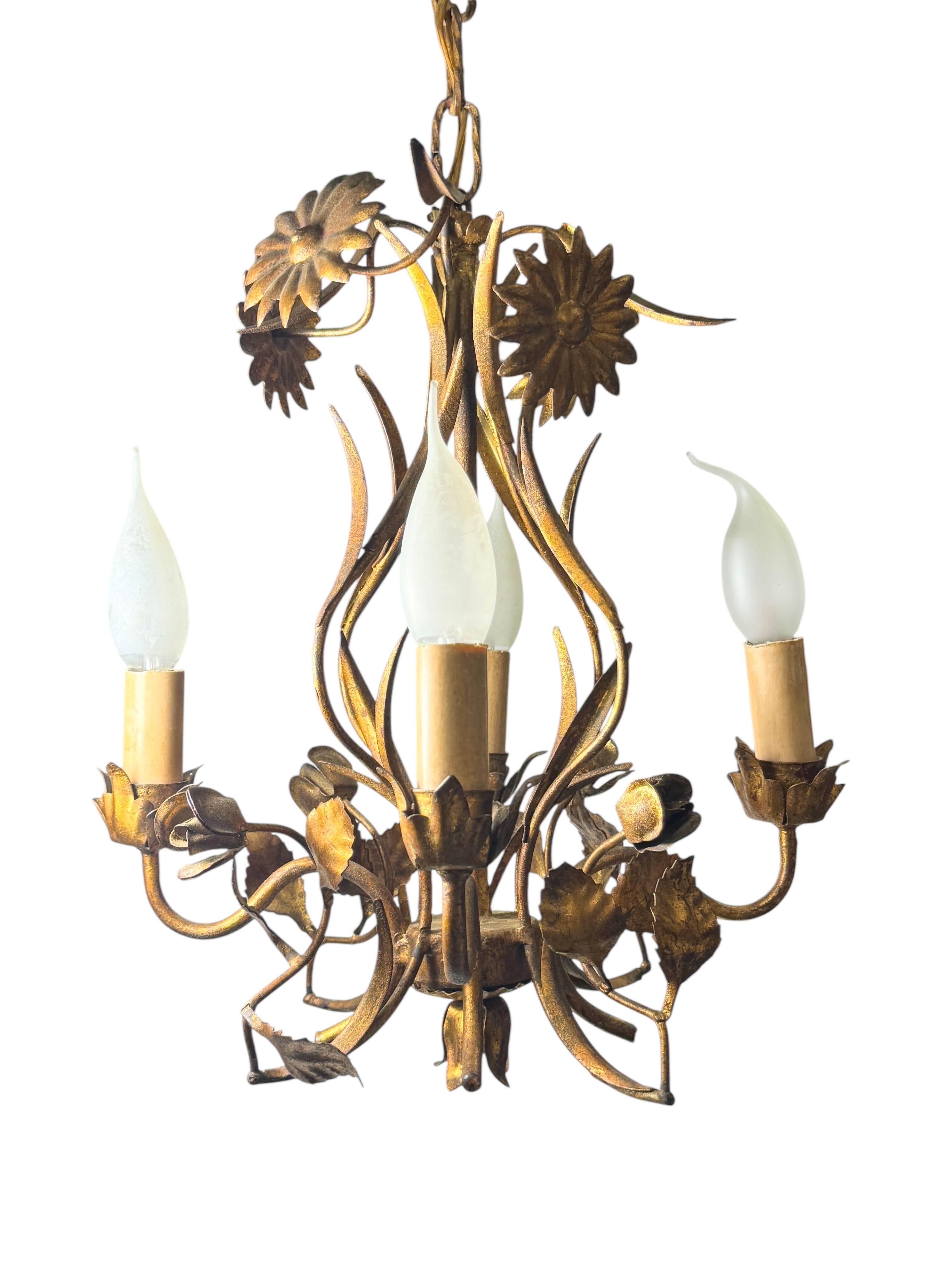 Petit lustre à quatre lumières de style Florentine. Fonctionne tel quel avec quatre ampoules E14 / 110 Volt. Peut supporter jusqu'à 40 Watts par ampoule. Magnifique lustre en métal coloré Fleurs et feuilles. Il donne une lumière très chaude et