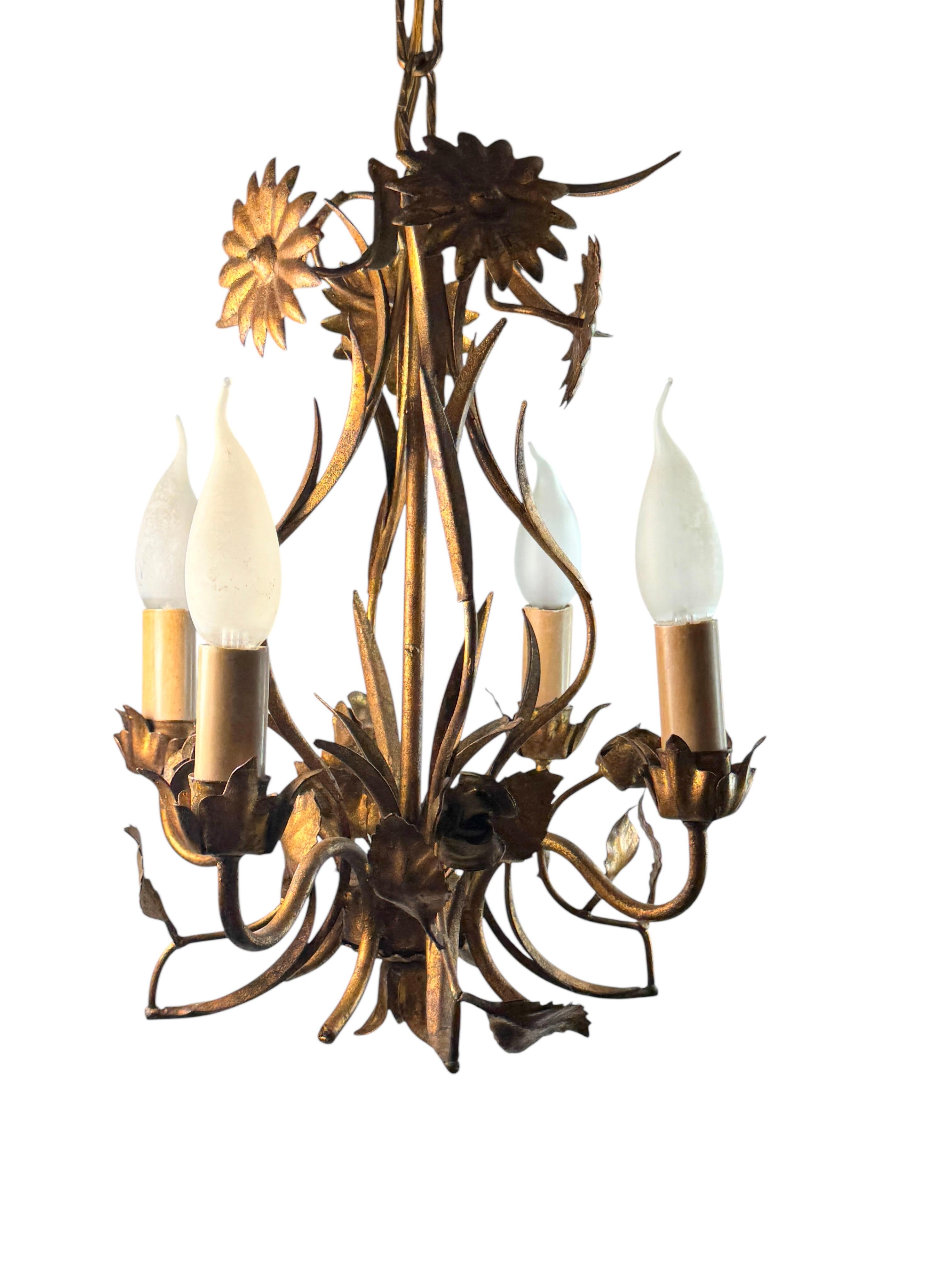 Belle Tole Florentine Florence dorée fleur Coco Chanel Chandelier Bon état - En vente à Nuernberg, DE