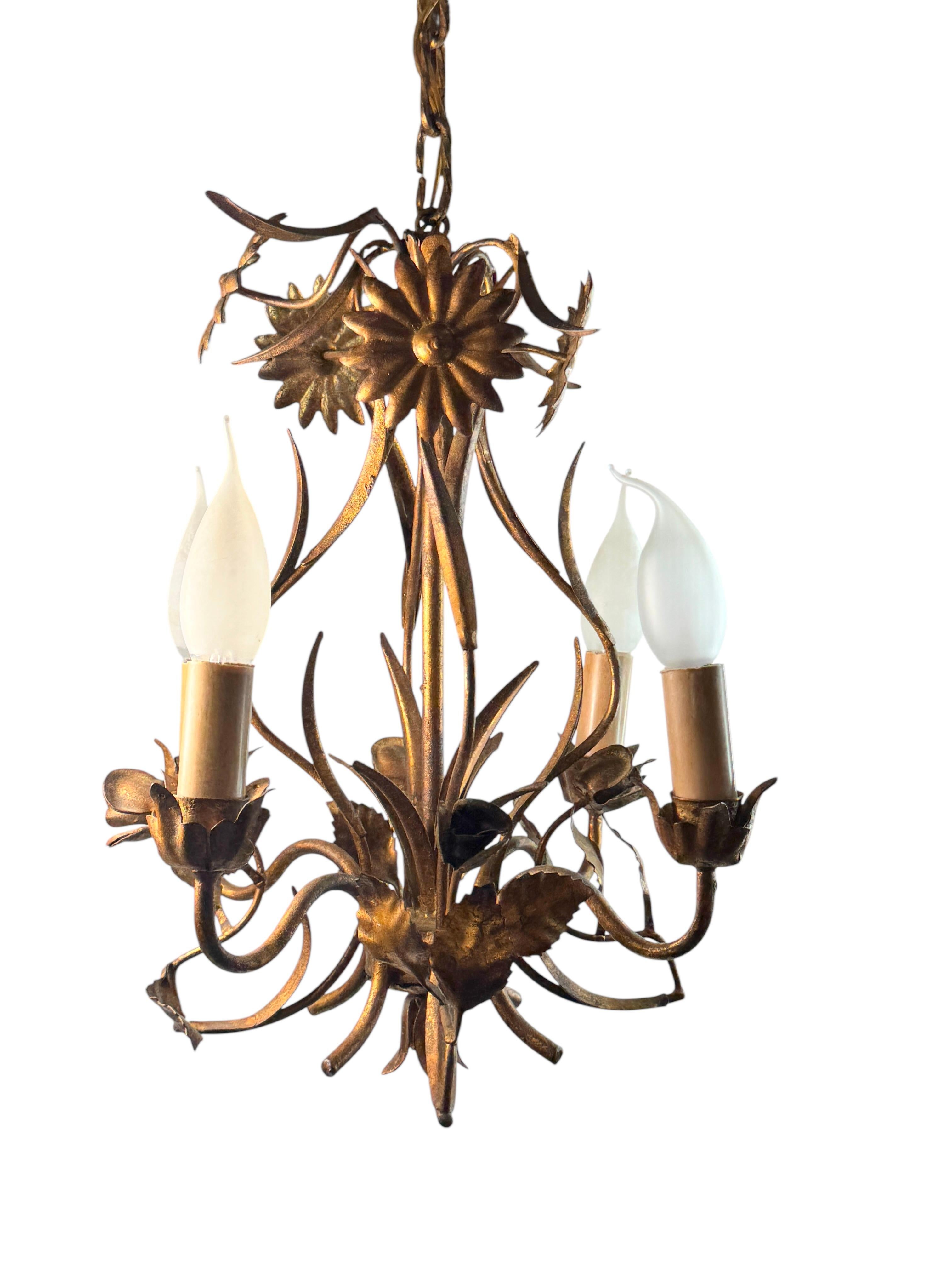 Milieu du XXe siècle Belle Tole Florentine Florence dorée fleur Coco Chanel Chandelier en vente