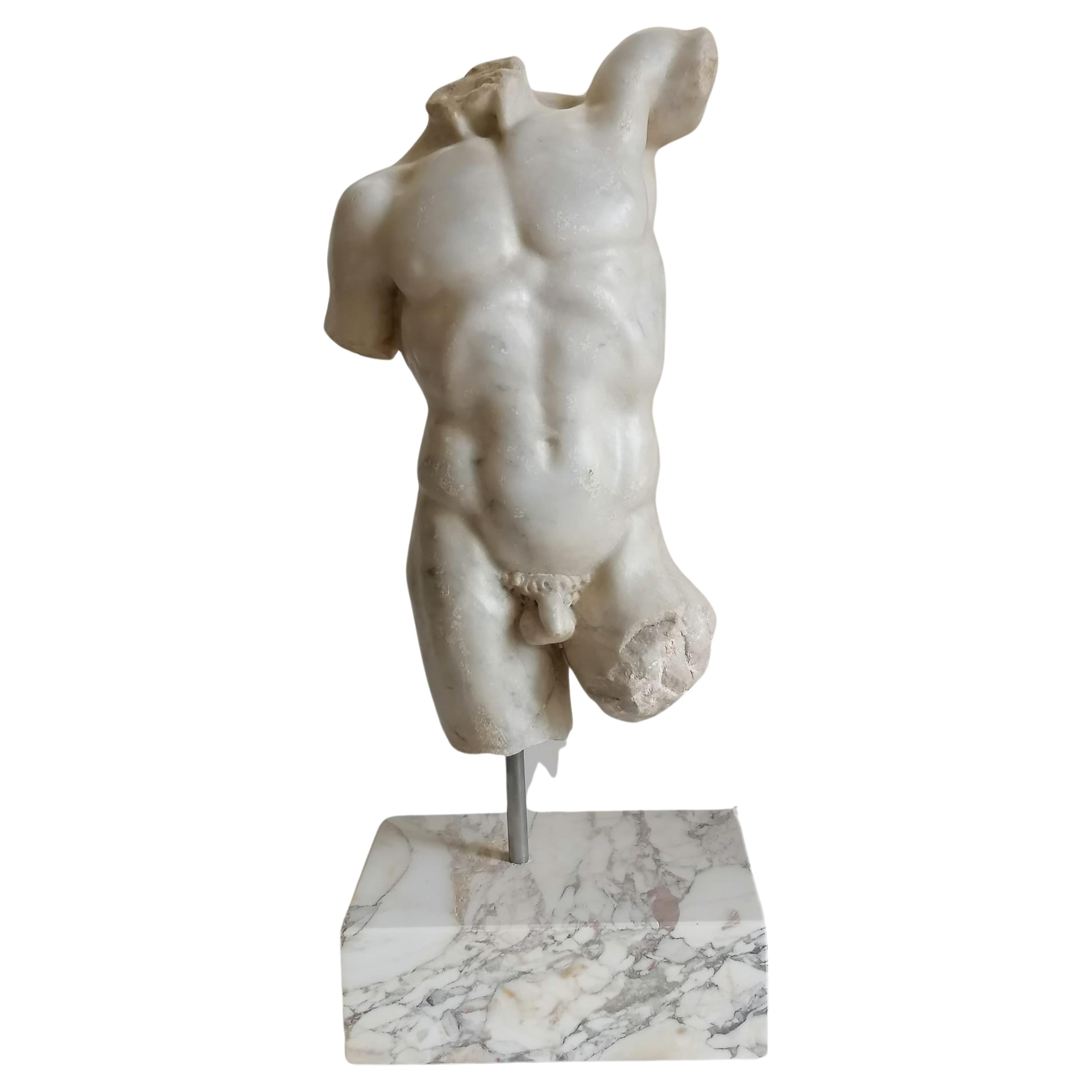 Magnifique torse italien du début du 20e siècle en marbre de Carrare ( restauré)