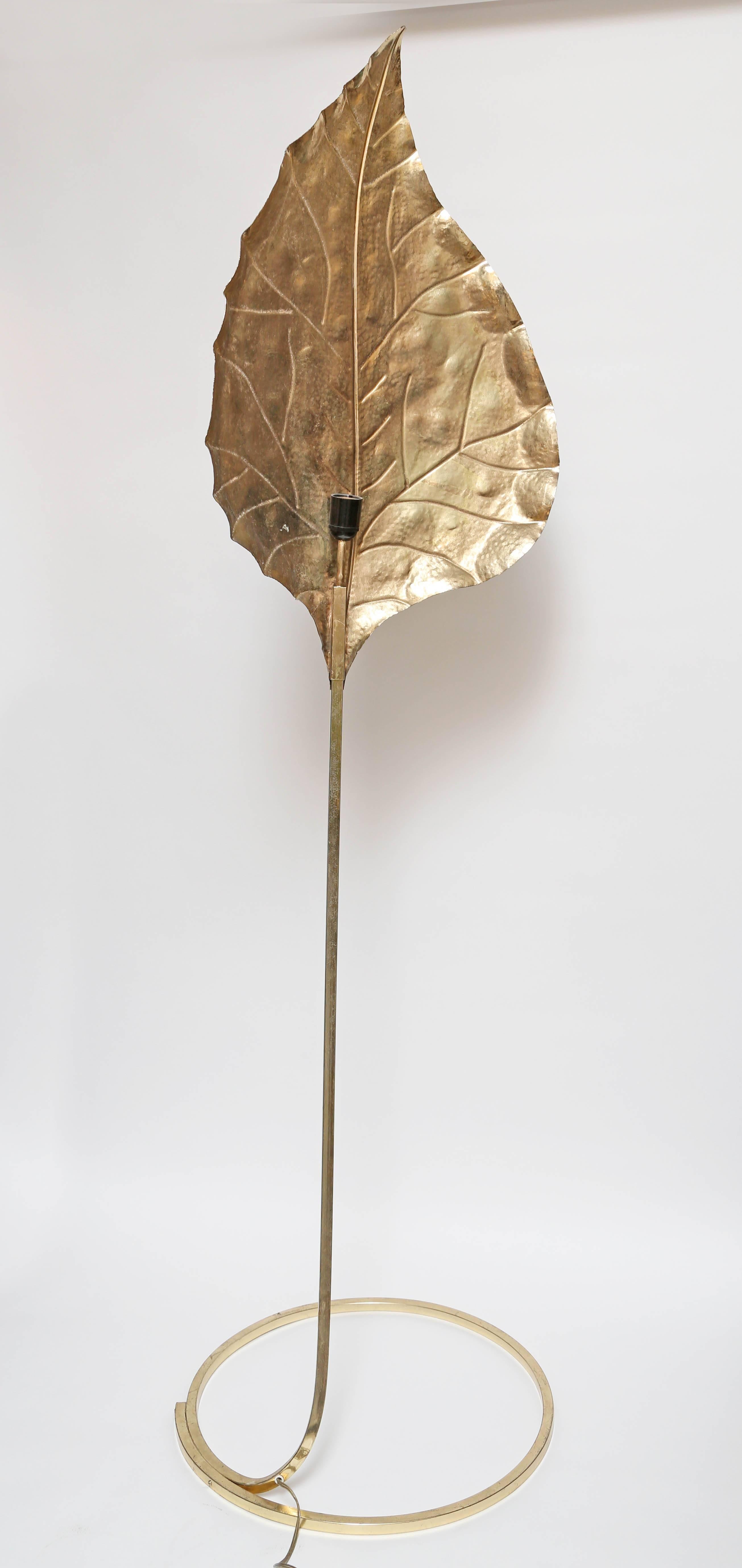 Beautiful Tall Italian Vintage Rhubarb Leaf Brass Floor Lamp by Tomasso Barbi In Excellent Condition In West Palm Beach, FL