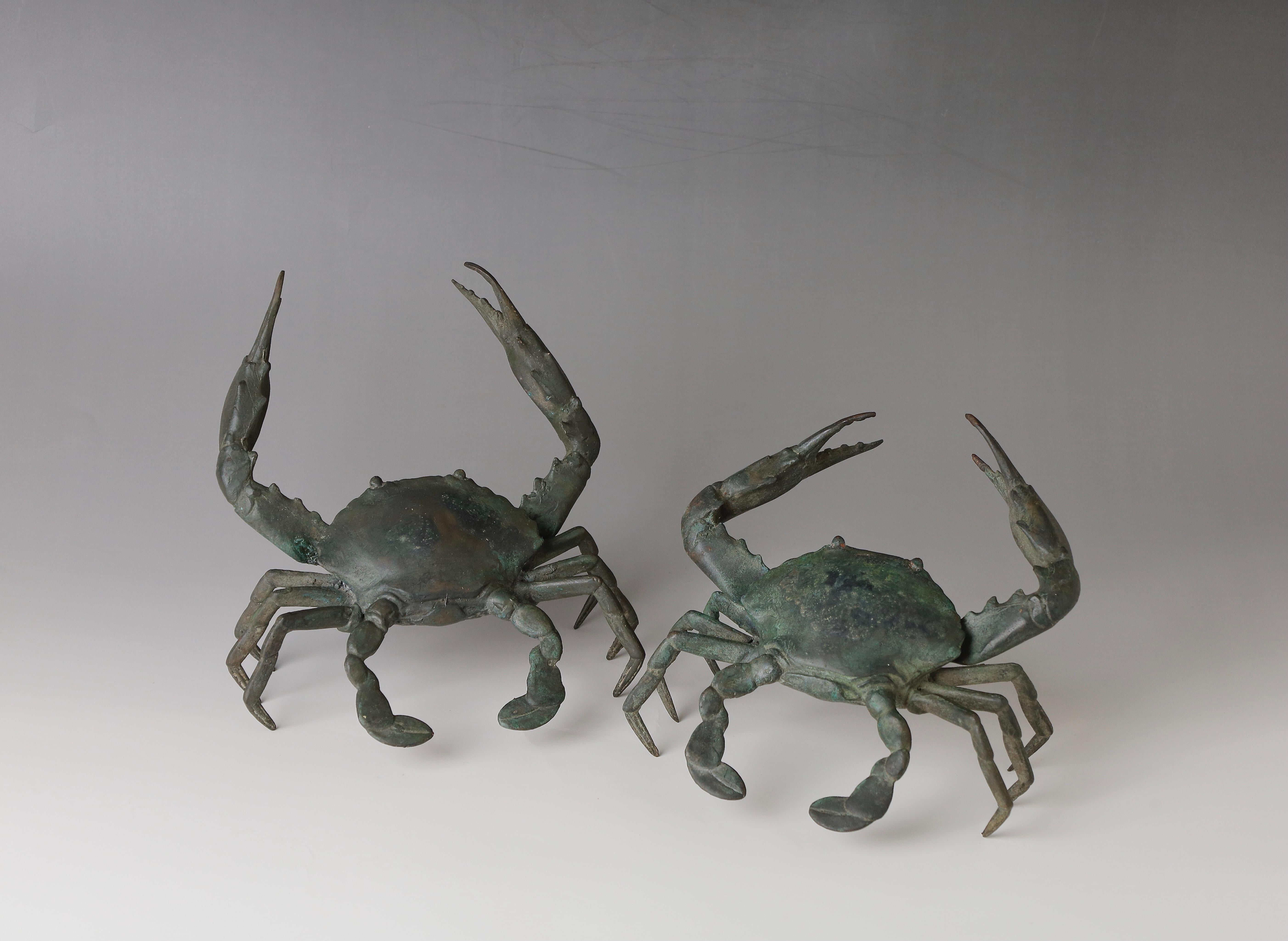 Bellissima coppia di oggetti in bronzo giapponesi a forma di granchio.

Dimensioni:   19  x 17  cm x19  cm  ( 7.5    x 6.5  x 7.5  pollici) 
          18.5  x 17  cm x14  cm  ( 7    x 6.5  x 5.5  pollici) 