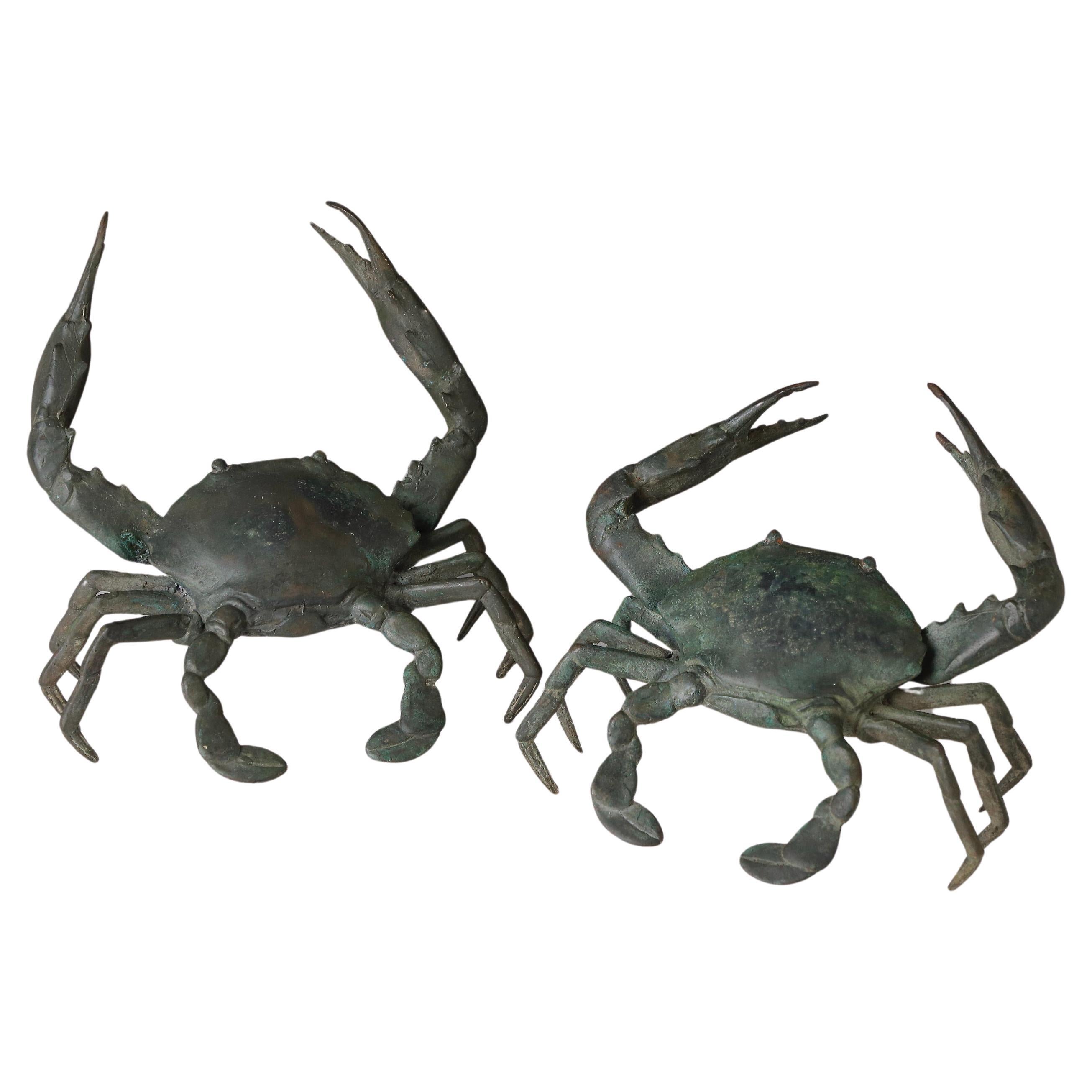 Preciosa pareja de objetos japoneses de bronce en forma de cangrejo
