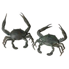 Preciosa pareja de objetos japoneses de bronce en forma de cangrejo
