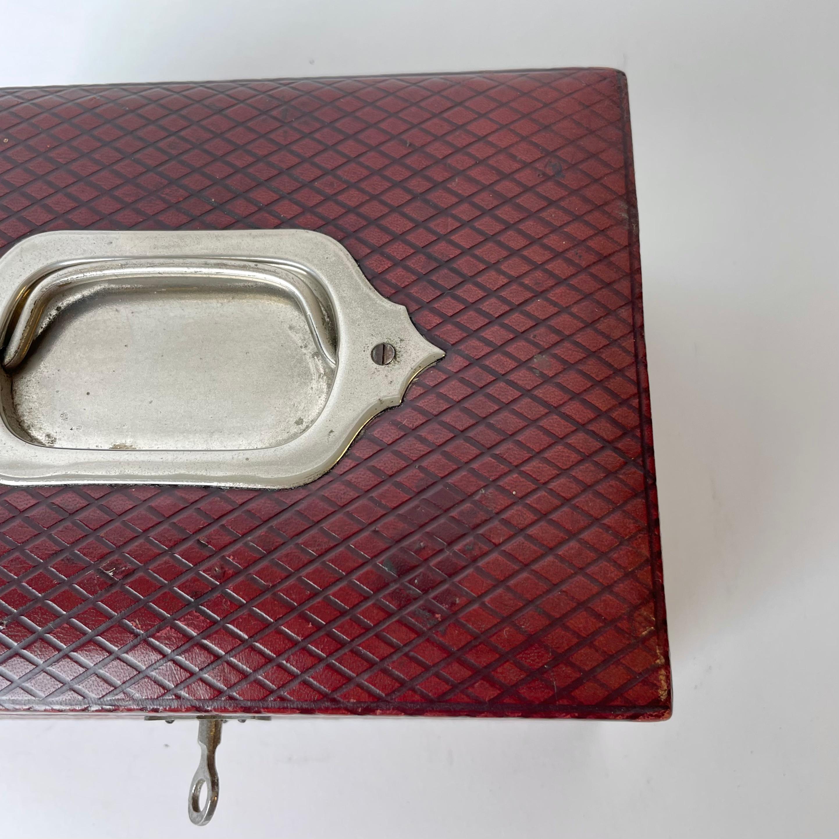 Belle boîte à bijoux en cuir rouge du début du 20e siècle en vente 4