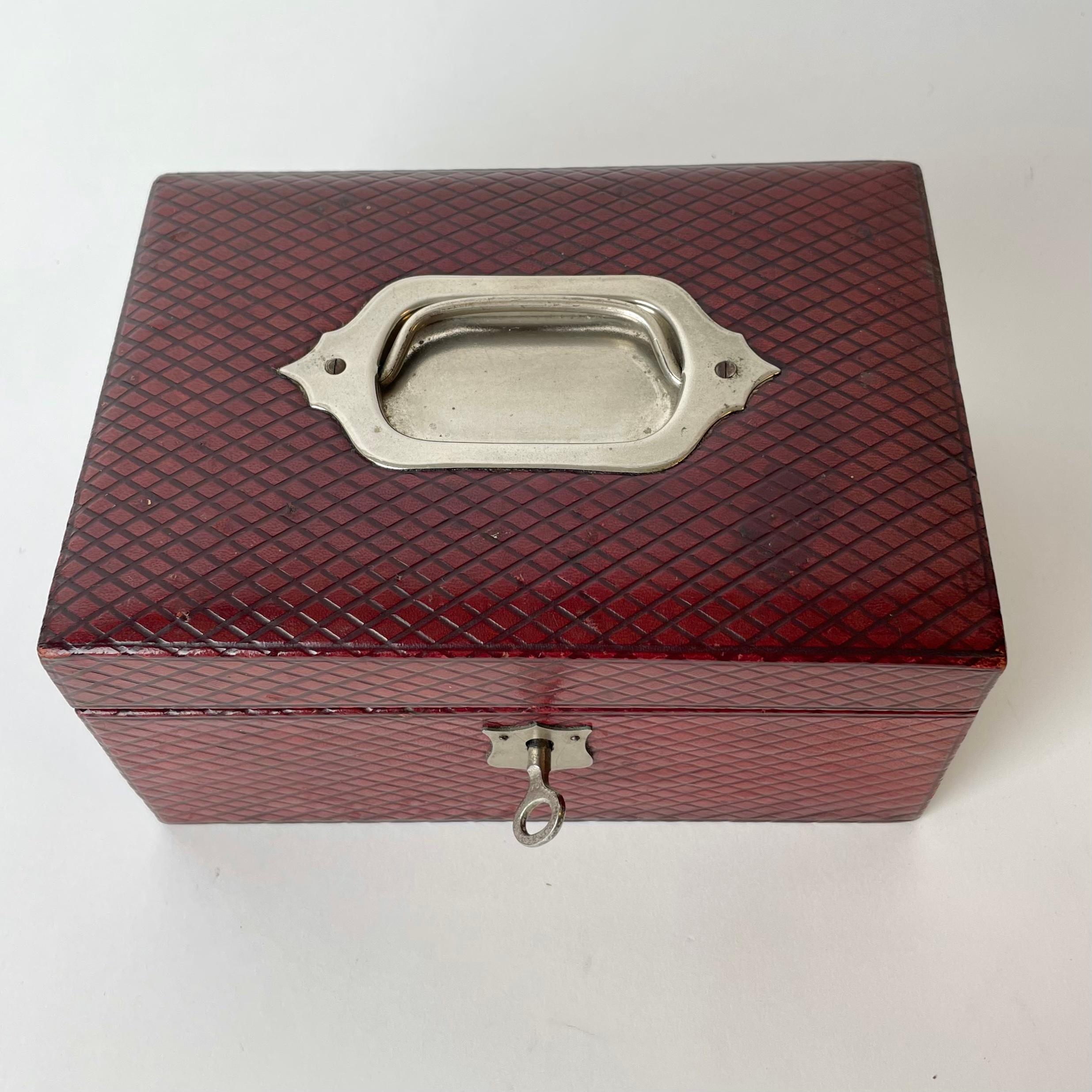 Schöne Schmuckschatulle aus rotem Leder aus dem frühen 20. Jahrhundert (Englisch) im Angebot