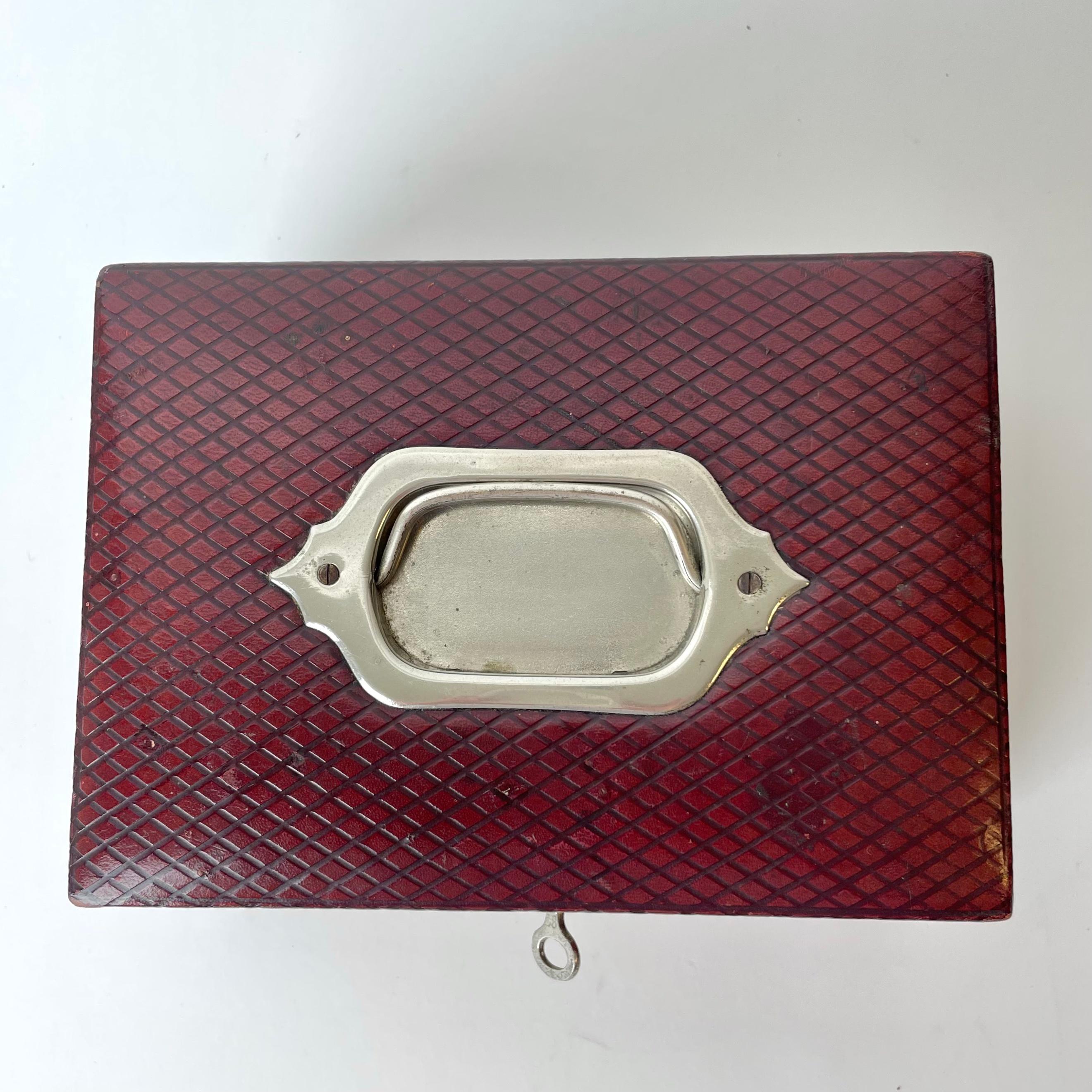 Schöne Schmuckschatulle aus rotem Leder aus dem frühen 20. Jahrhundert im Zustand „Gut“ im Angebot in Knivsta, SE