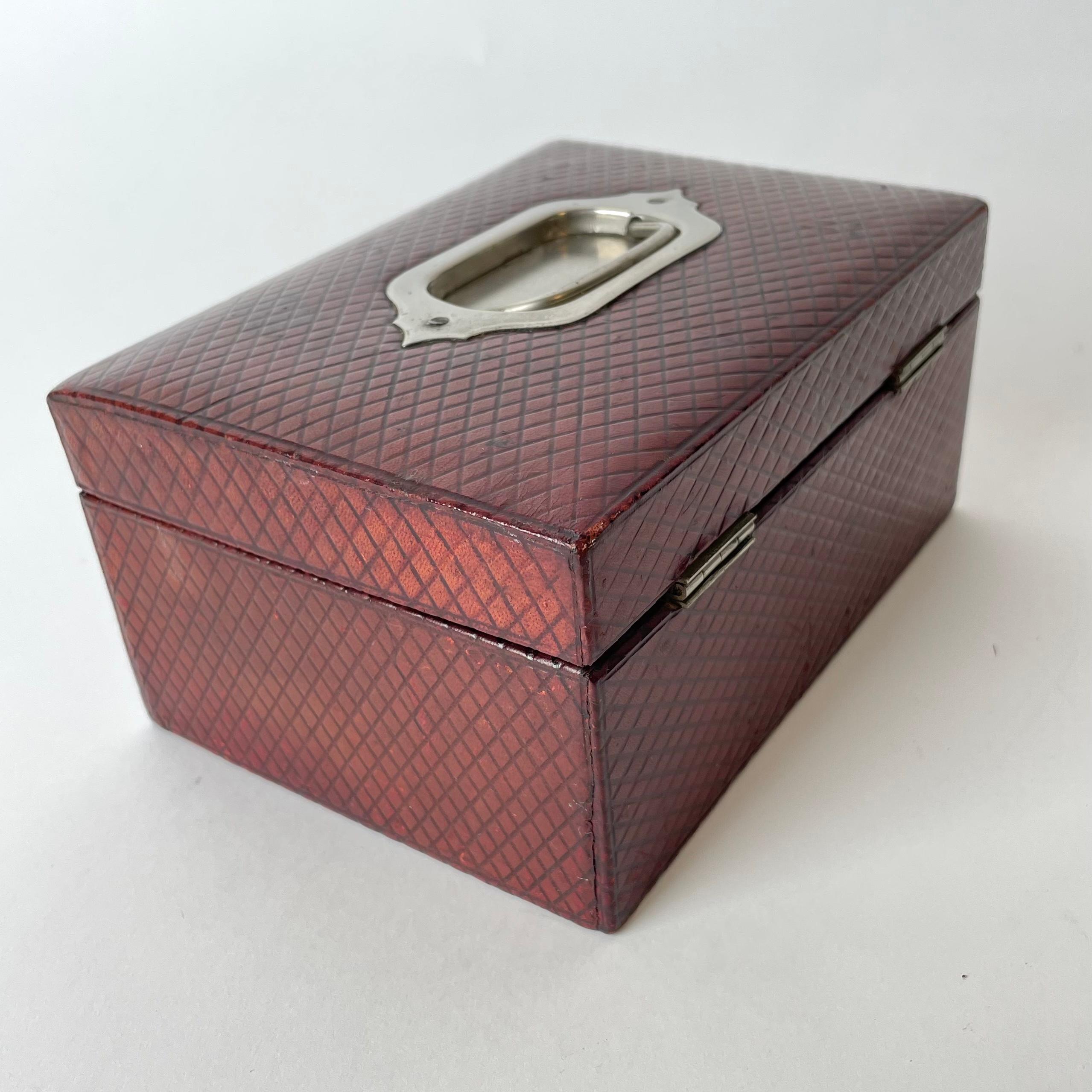 Schöne Schmuckschatulle aus rotem Leder aus dem frühen 20. Jahrhundert im Angebot 1