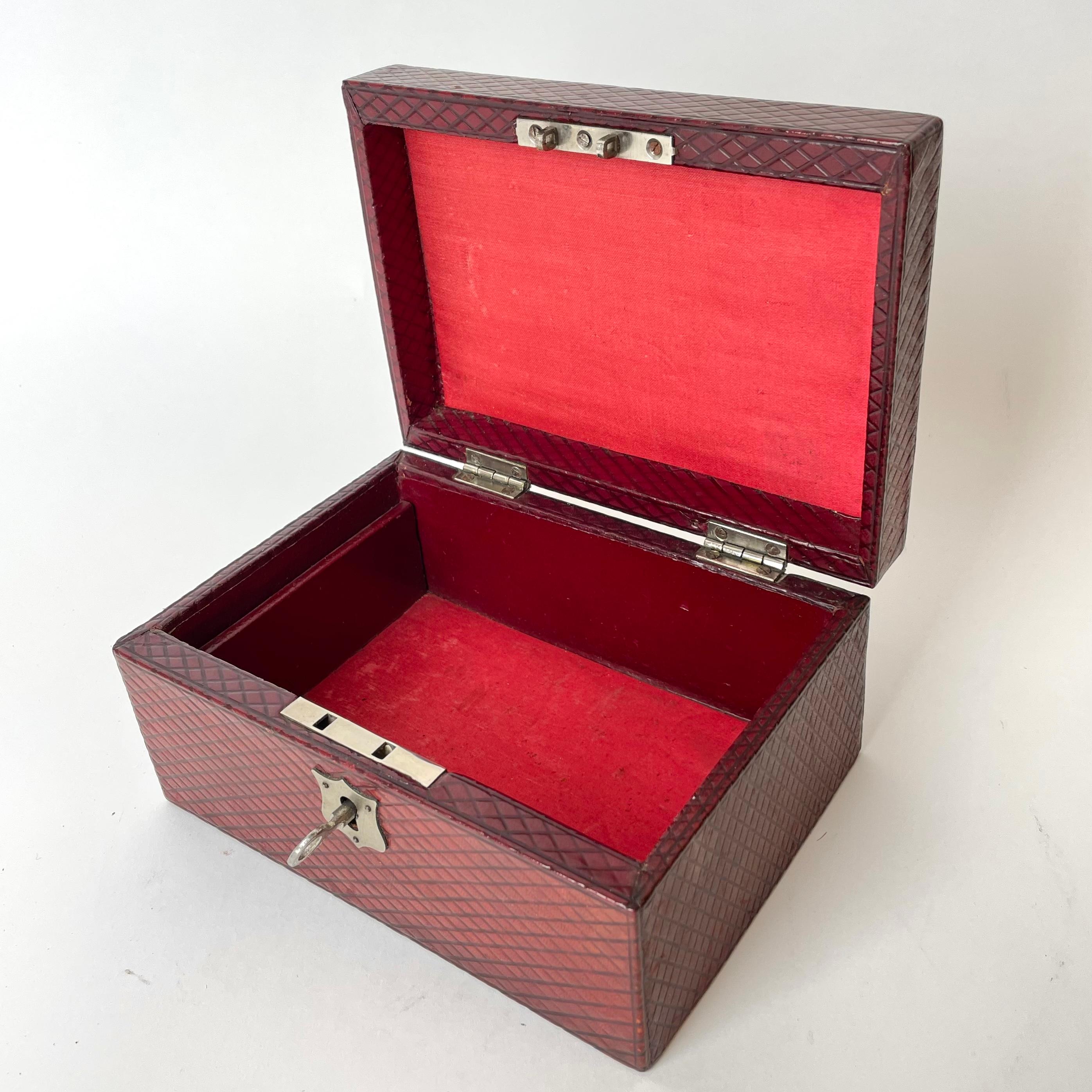 Beautiful Jewelery Box in Red Leather from the Early 20th Century In Good Condition For Sale In Knivsta, SE