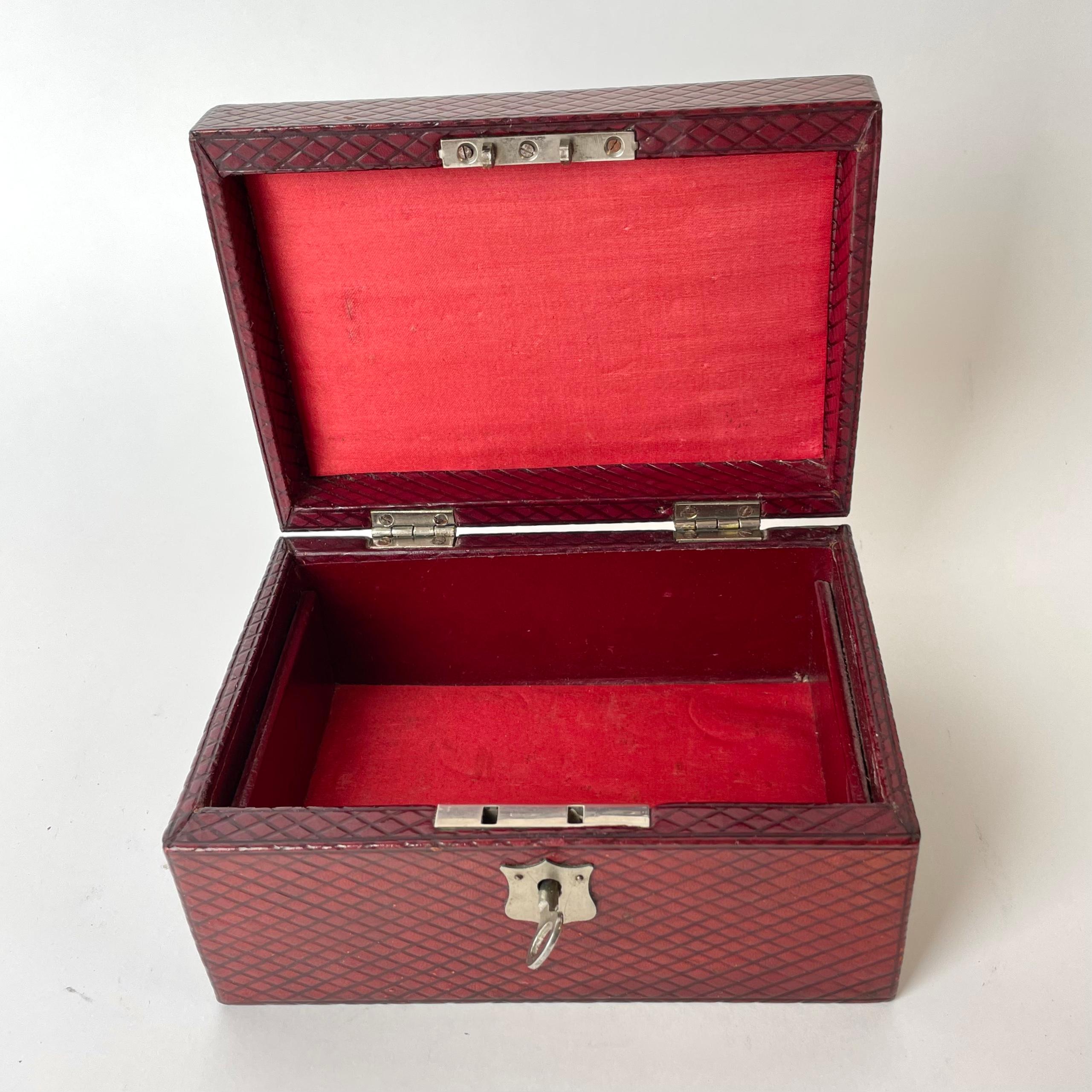 Schöne Schmuckschatulle aus rotem Leder aus dem frühen 20. Jahrhundert im Angebot 3