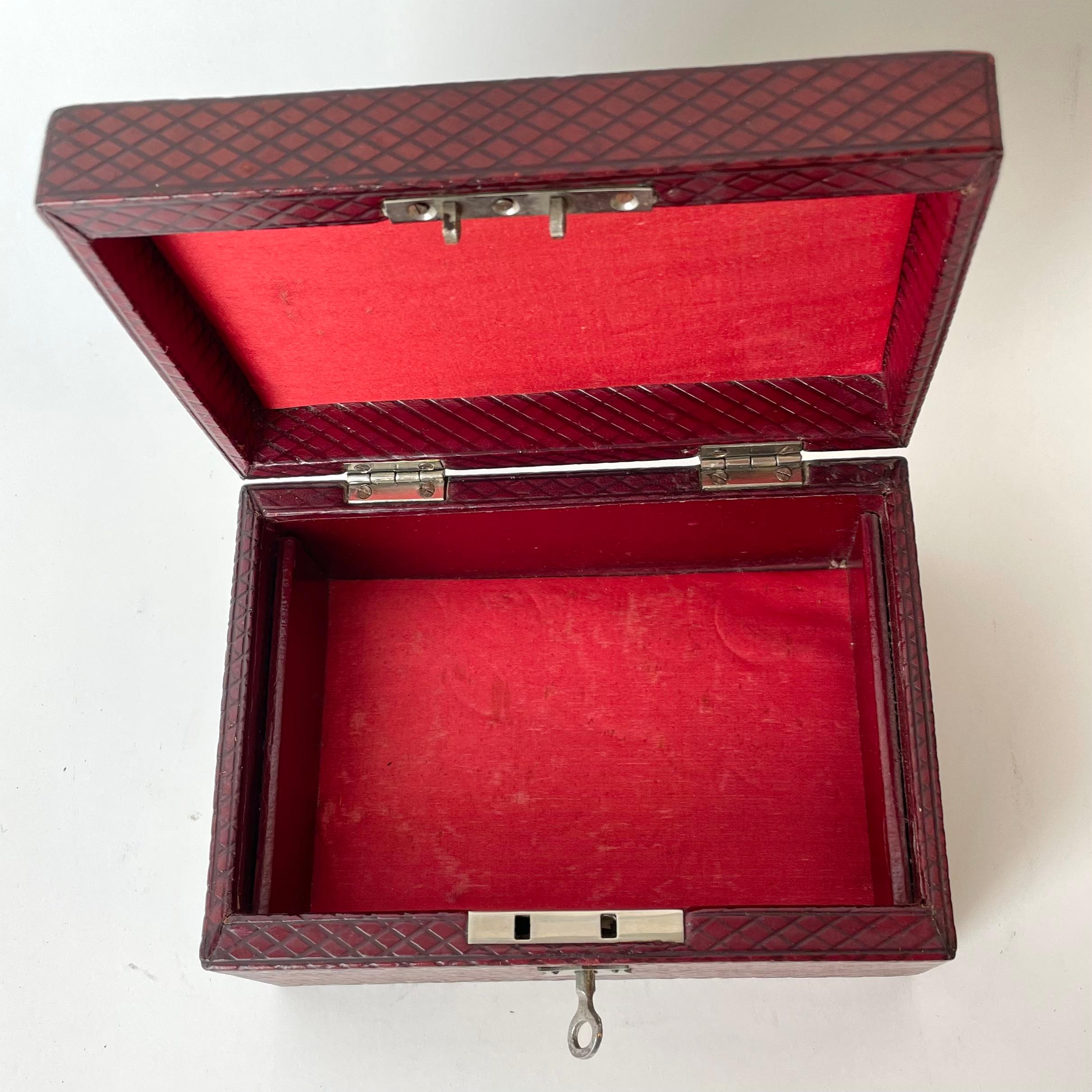Schöne Schmuckschatulle aus rotem Leder aus dem frühen 20. Jahrhundert im Angebot 4