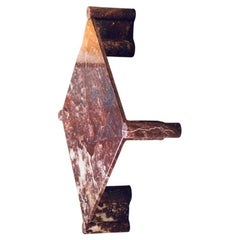 Beautiful "jumbo" marble coffee table designed by Gae Aulenti for Knoll