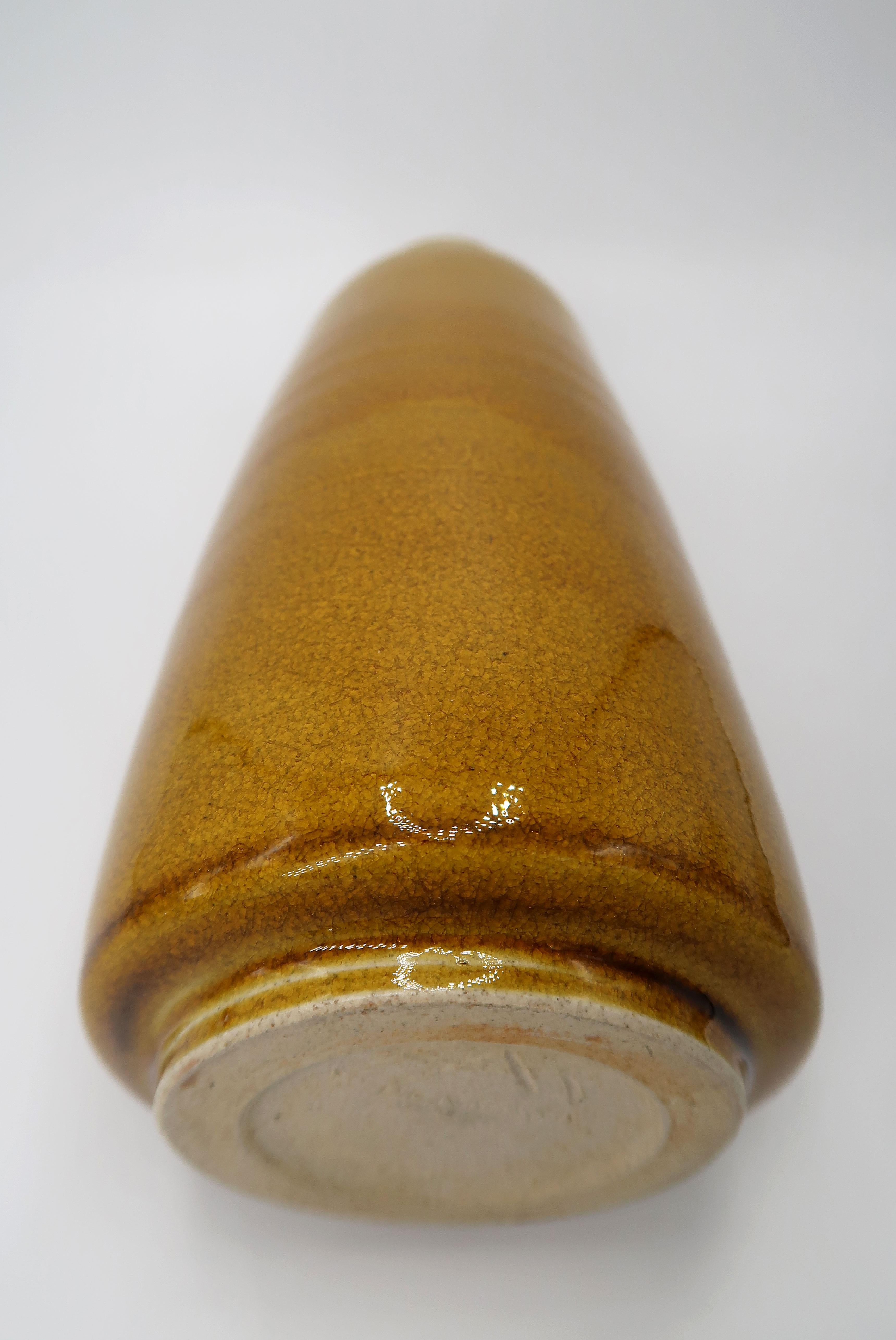 XX secolo Vaso danese Kähler del 1950, fatto a mano, in ceramica smaltata color ocra in vendita