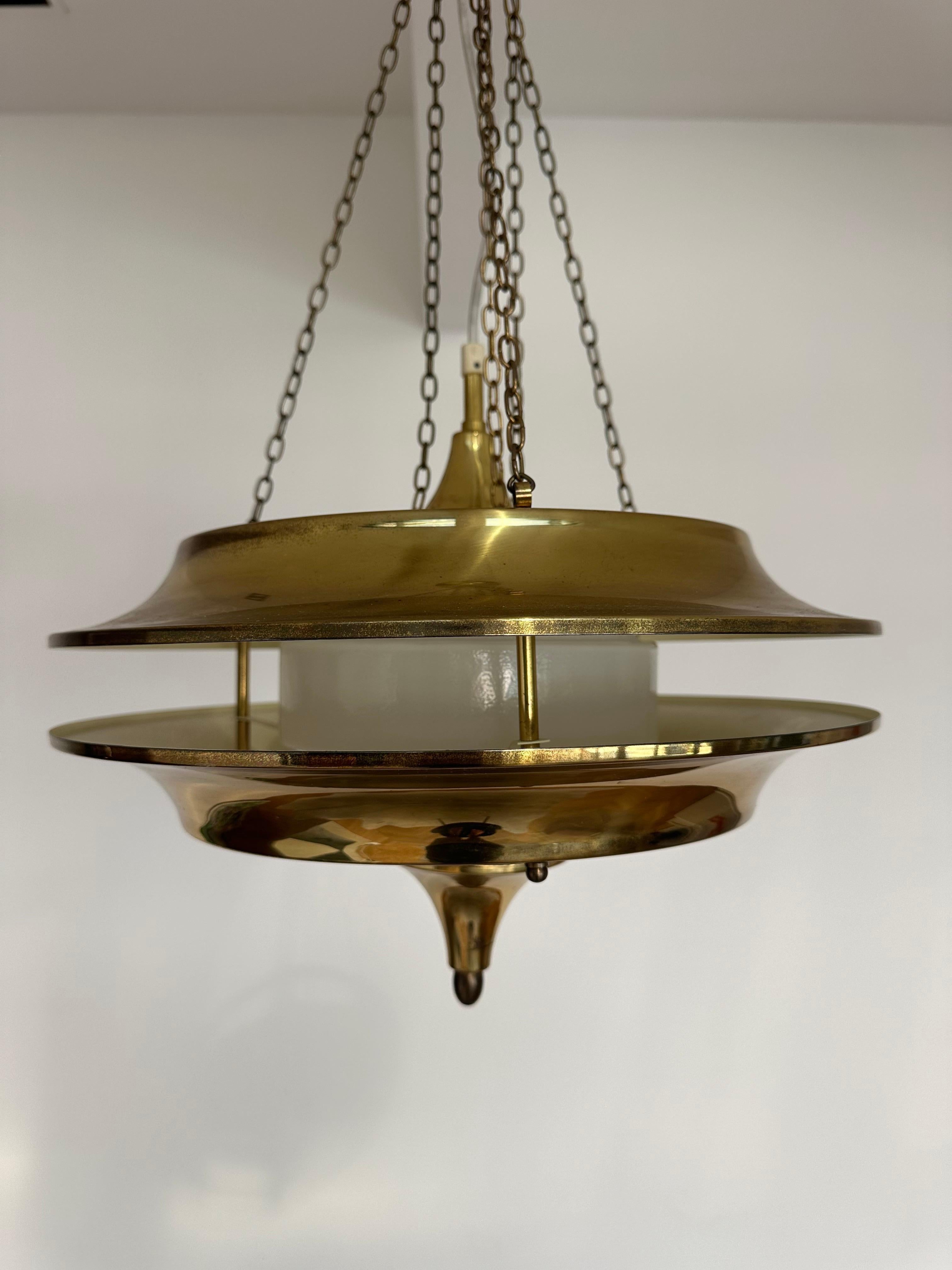 Kai Finnmark / Lampadario Kai Ruokonen in ottone  da LYNX

Kai Ruokonen è un designer finlandese che ha lavorato anche con  con il nome dell'artista 