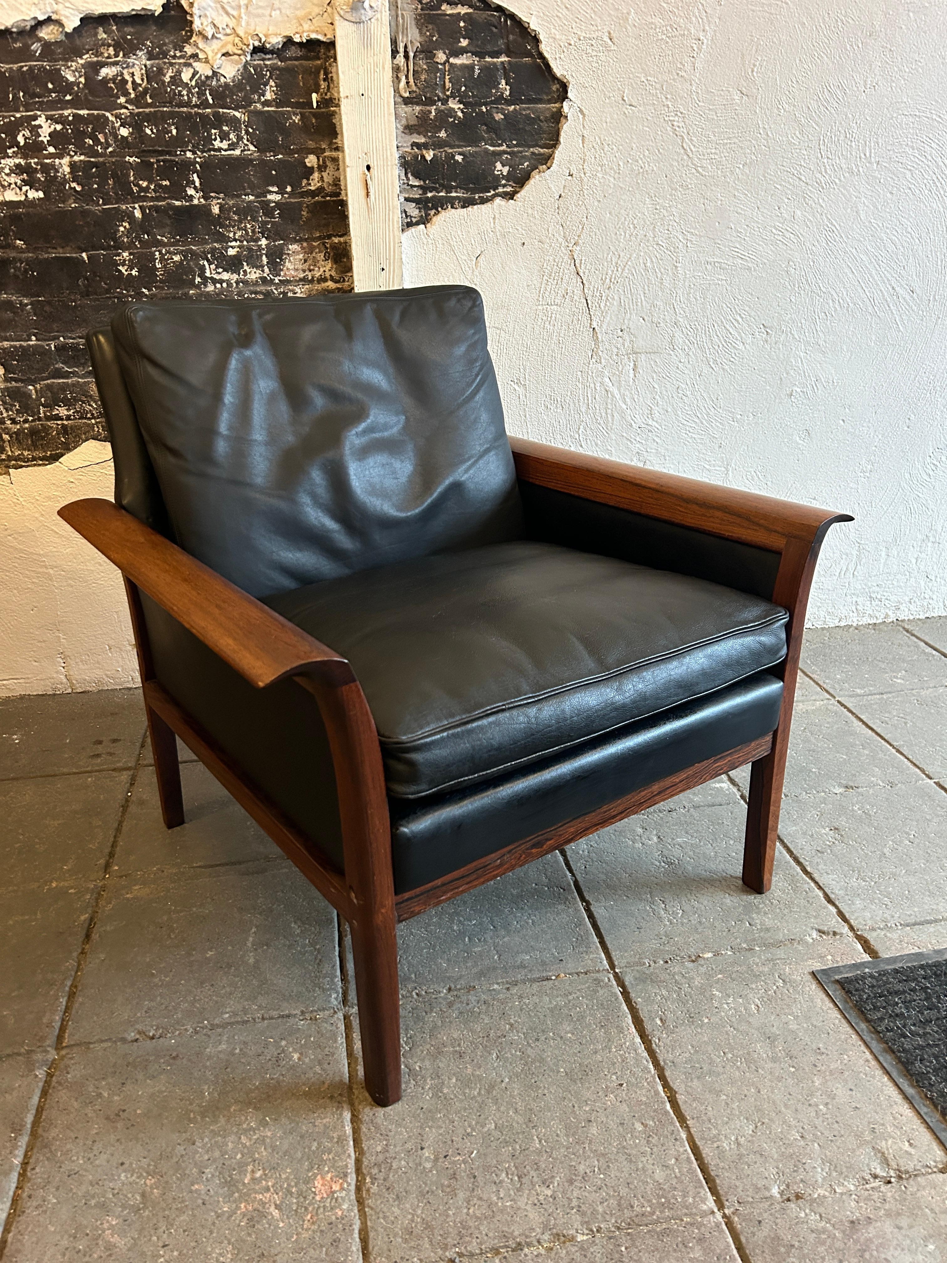 Magnifique chaise en cuir noir et bois de rose de Knut Saeter pour Vatne Mobler en vente 1