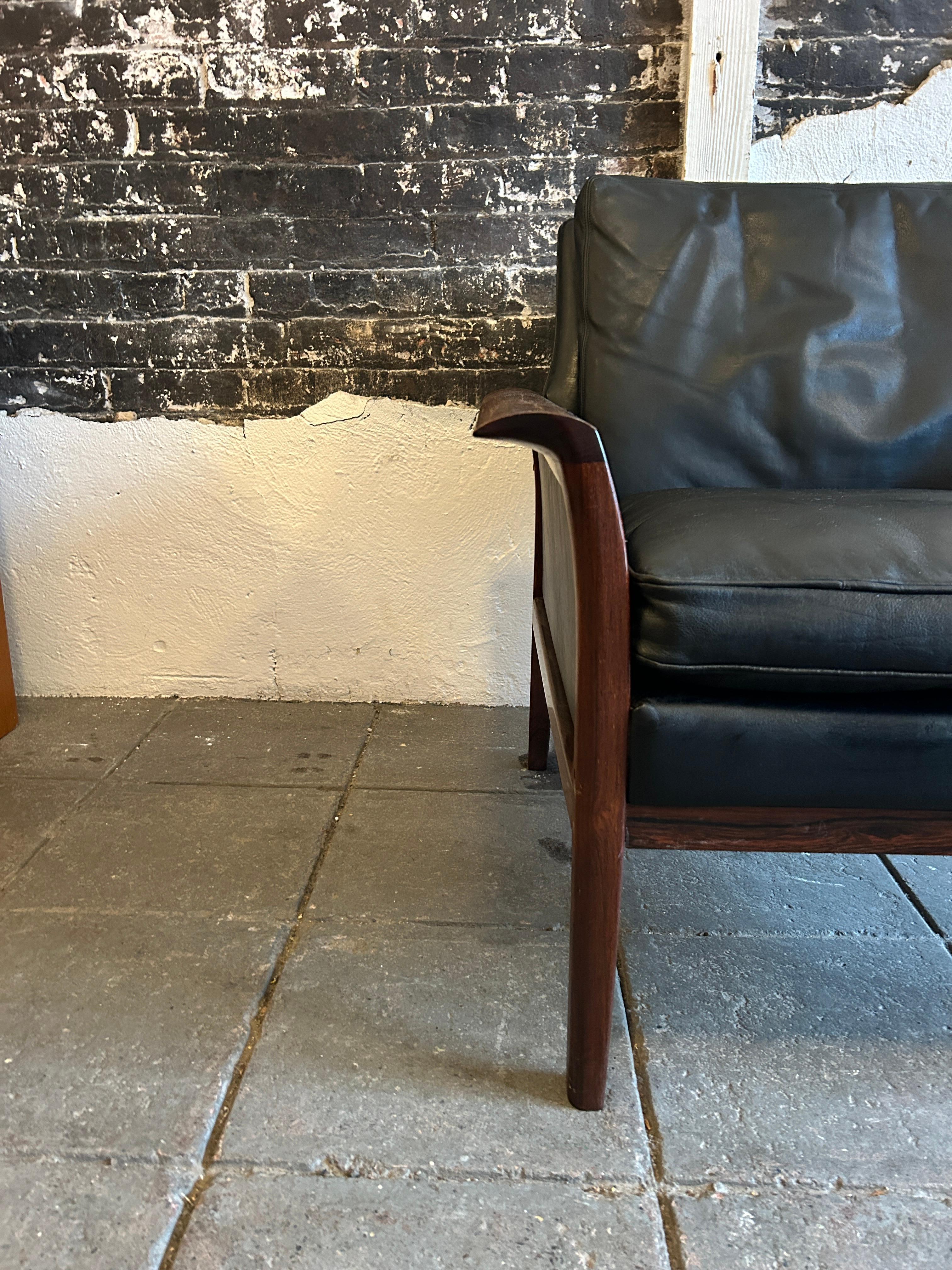Mid-Century Modern Magnifique chaise en cuir noir et bois de rose de Knut Saeter pour Vatne Mobler en vente