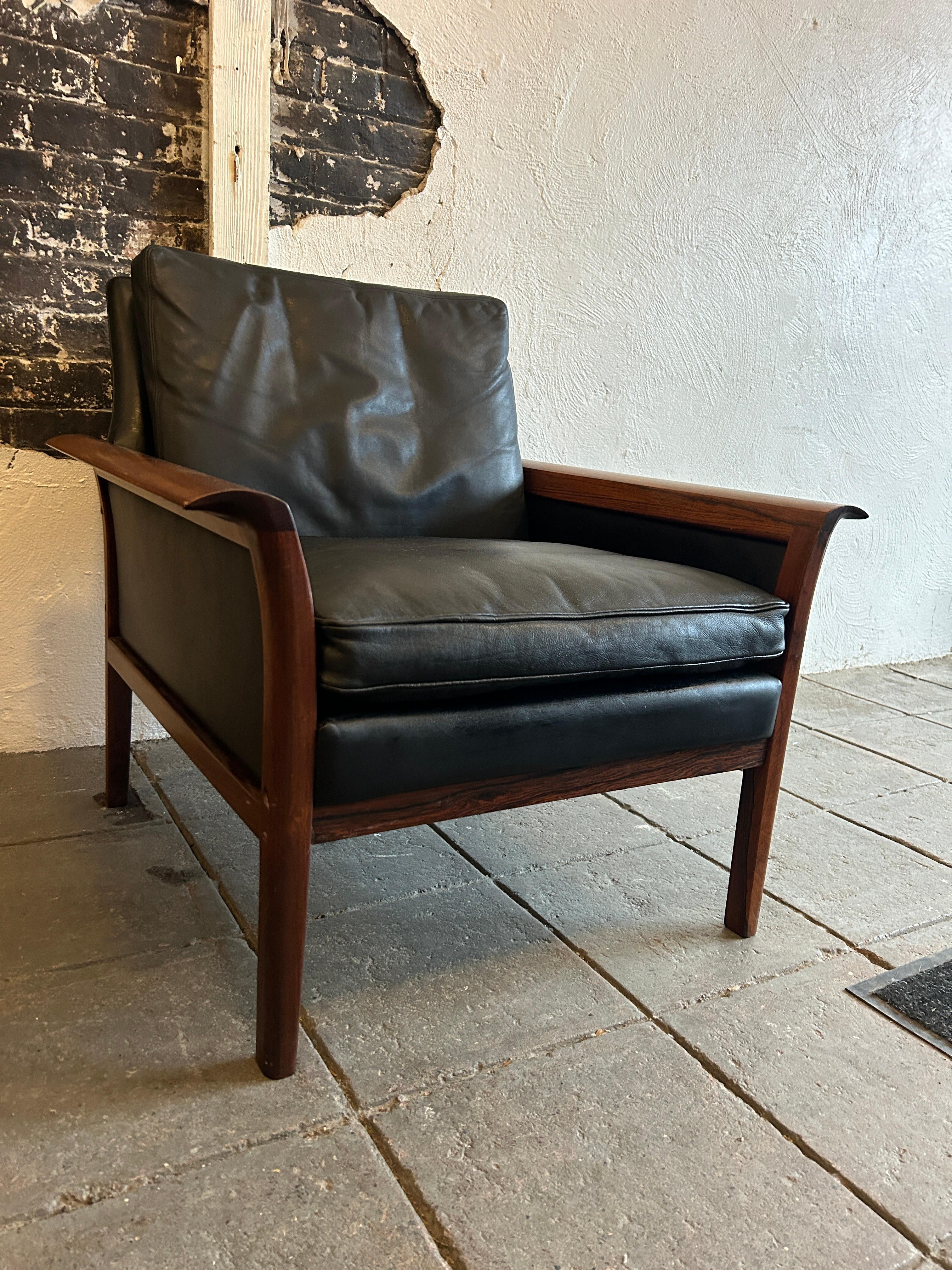 Norwegian Beautiful Knut Saeter for Vatne Mobler Black Leather and Rosewood Chair For Sale