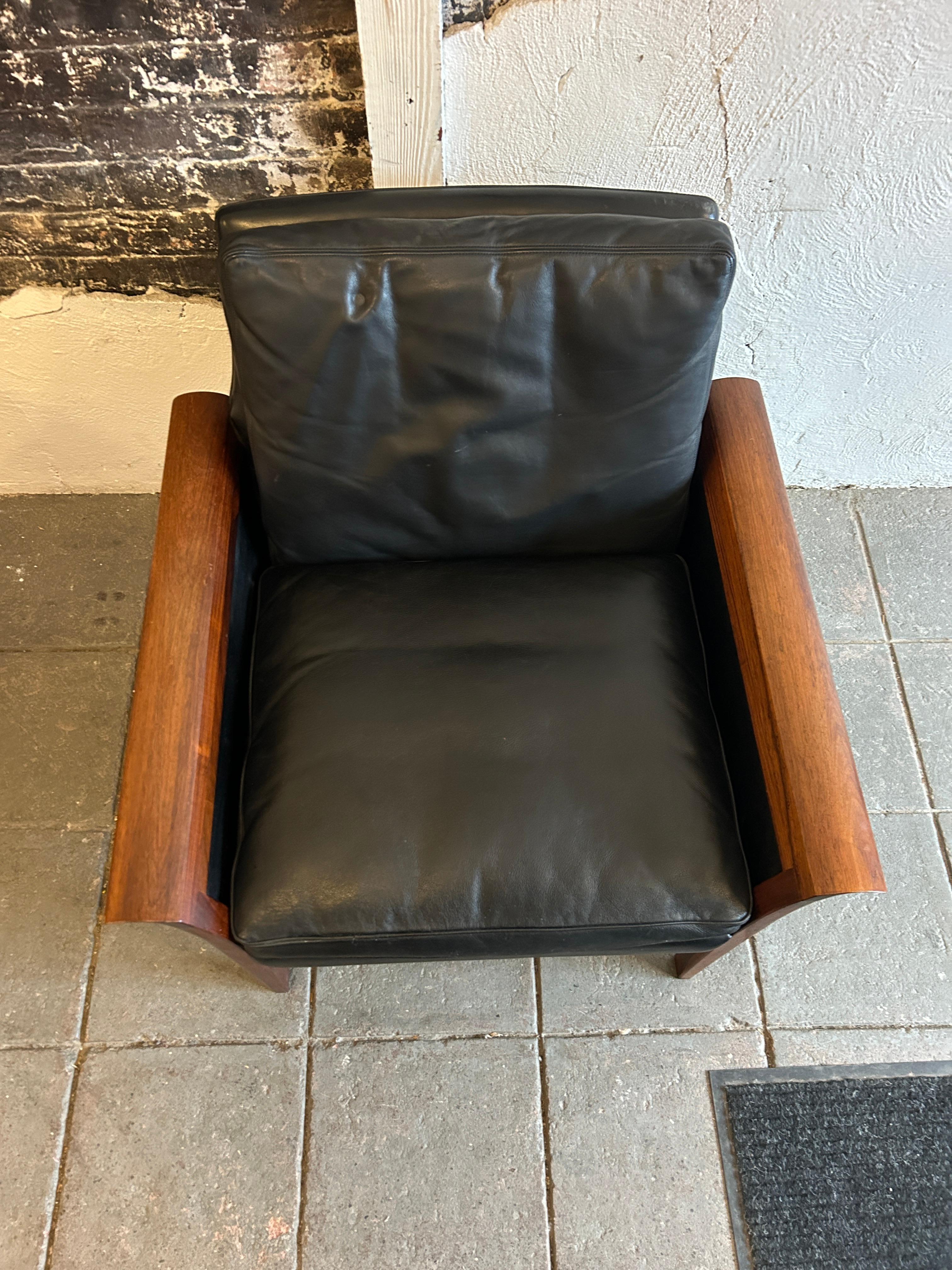 Travail du bois Magnifique chaise en cuir noir et bois de rose de Knut Saeter pour Vatne Mobler en vente