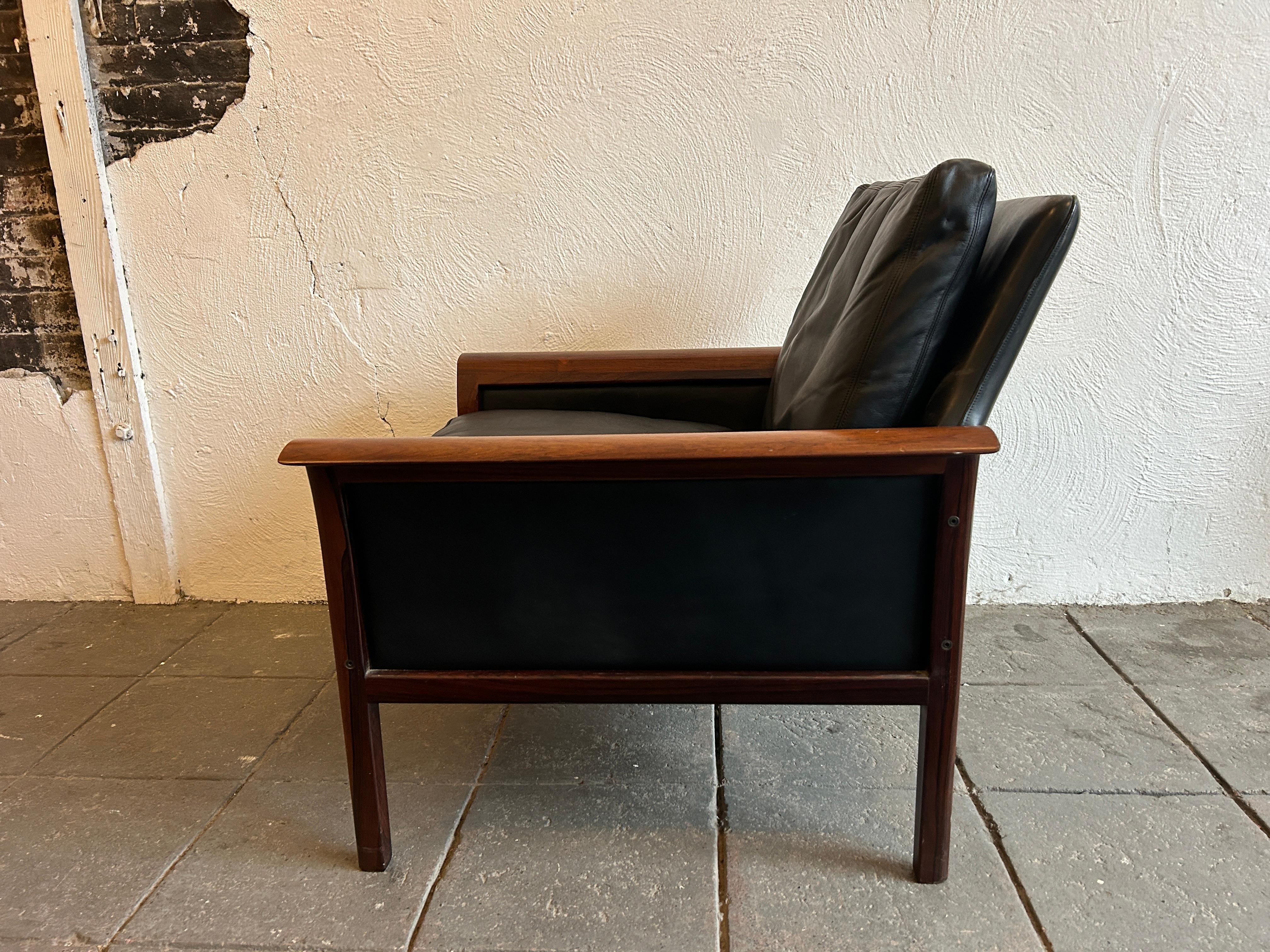 Beautiful Knut Saeter for Vatne Mobler Black Leather and Rosewood Chair In Good Condition For Sale In BROOKLYN, NY