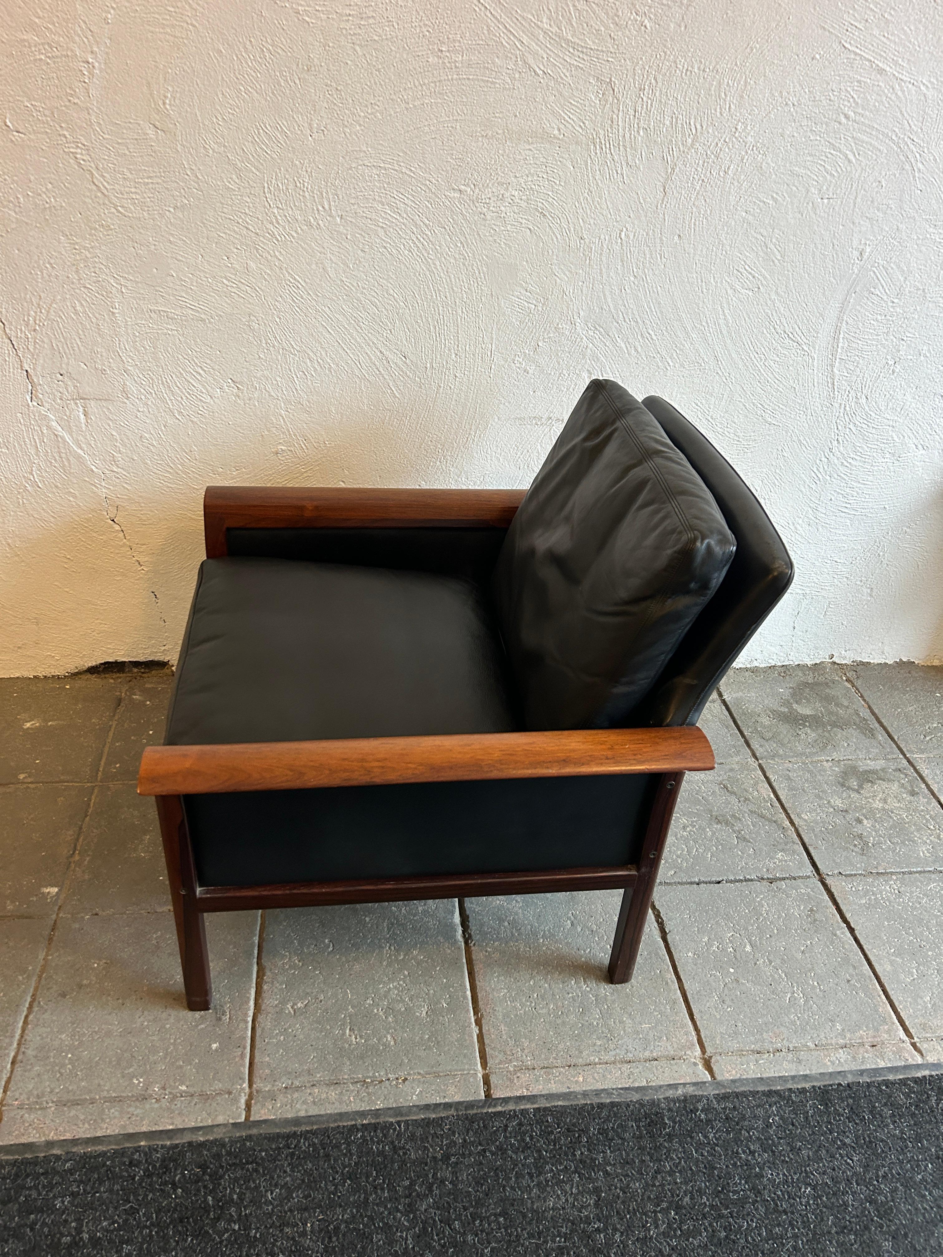 Milieu du XXe siècle Magnifique chaise en cuir noir et bois de rose de Knut Saeter pour Vatne Mobler en vente