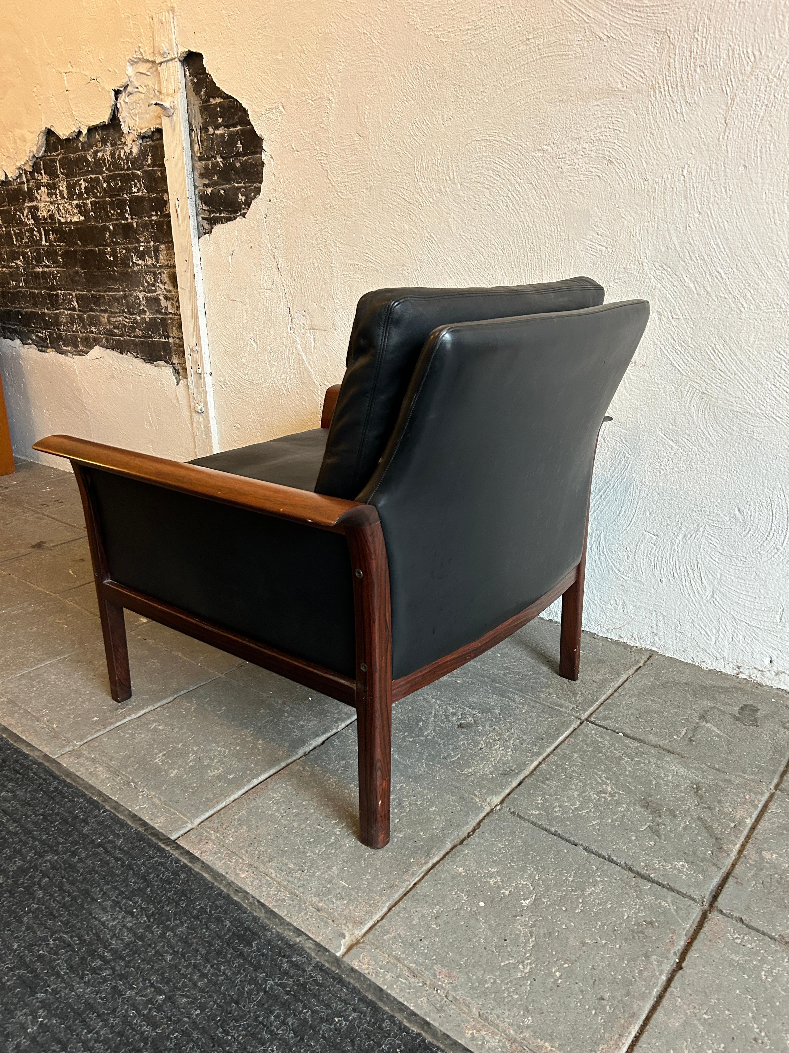 Cuir Magnifique chaise en cuir noir et bois de rose de Knut Saeter pour Vatne Mobler en vente