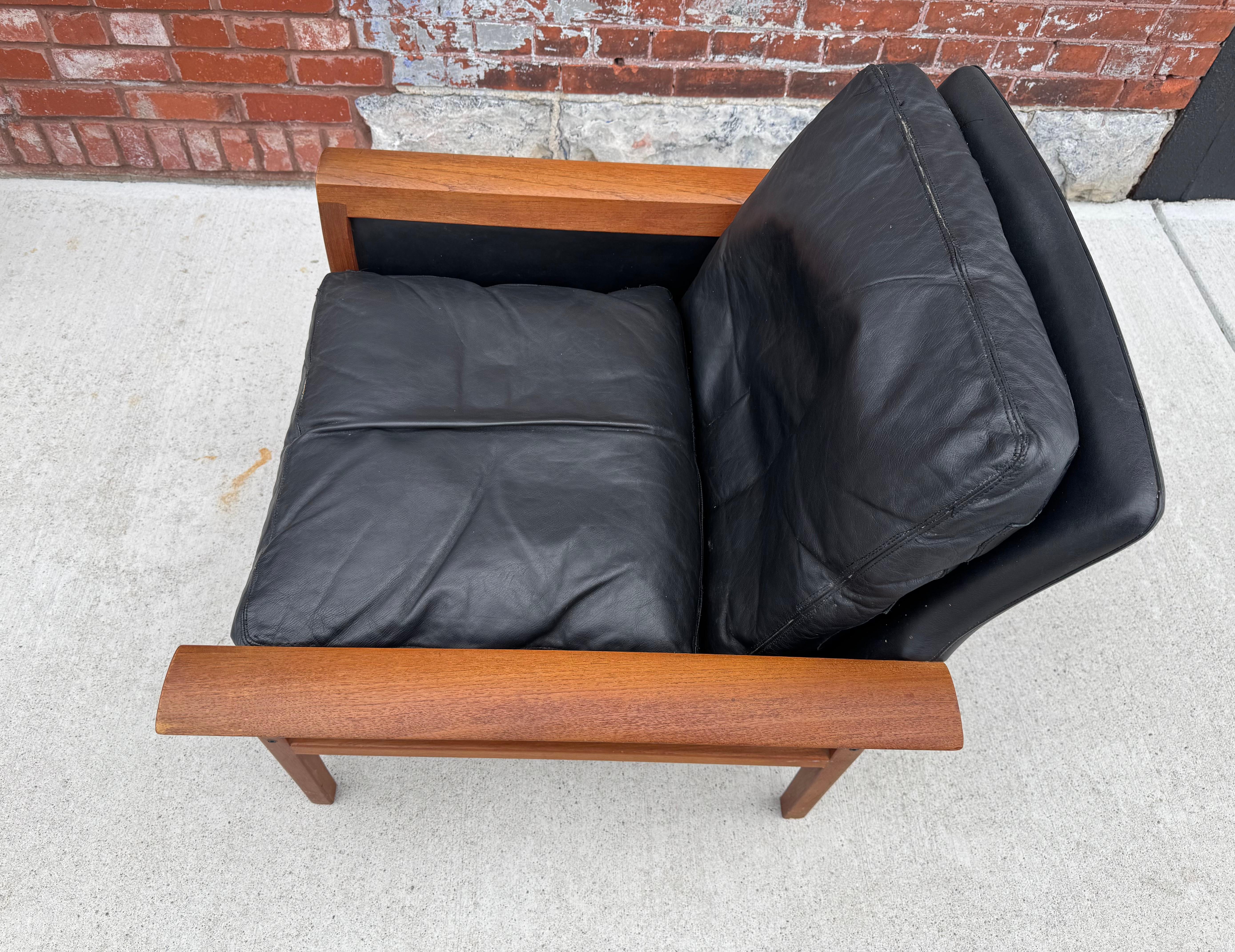 Magnifique chaise de salon Knut Saeter pour Vatne Mobler en cuir noir et teck massif. La sellerie en cuir noir d'origine est très bien entretenue. Superbes accoudoirs et pieds incurvés en teck. Très solide / Chaise en cuir noir. Labellisé - Vatne