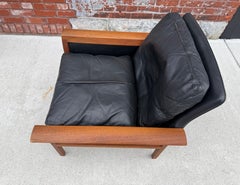 Bellissima sedia da salotto in pelle nera e teak di Knut Saeter per Vatne Mobler