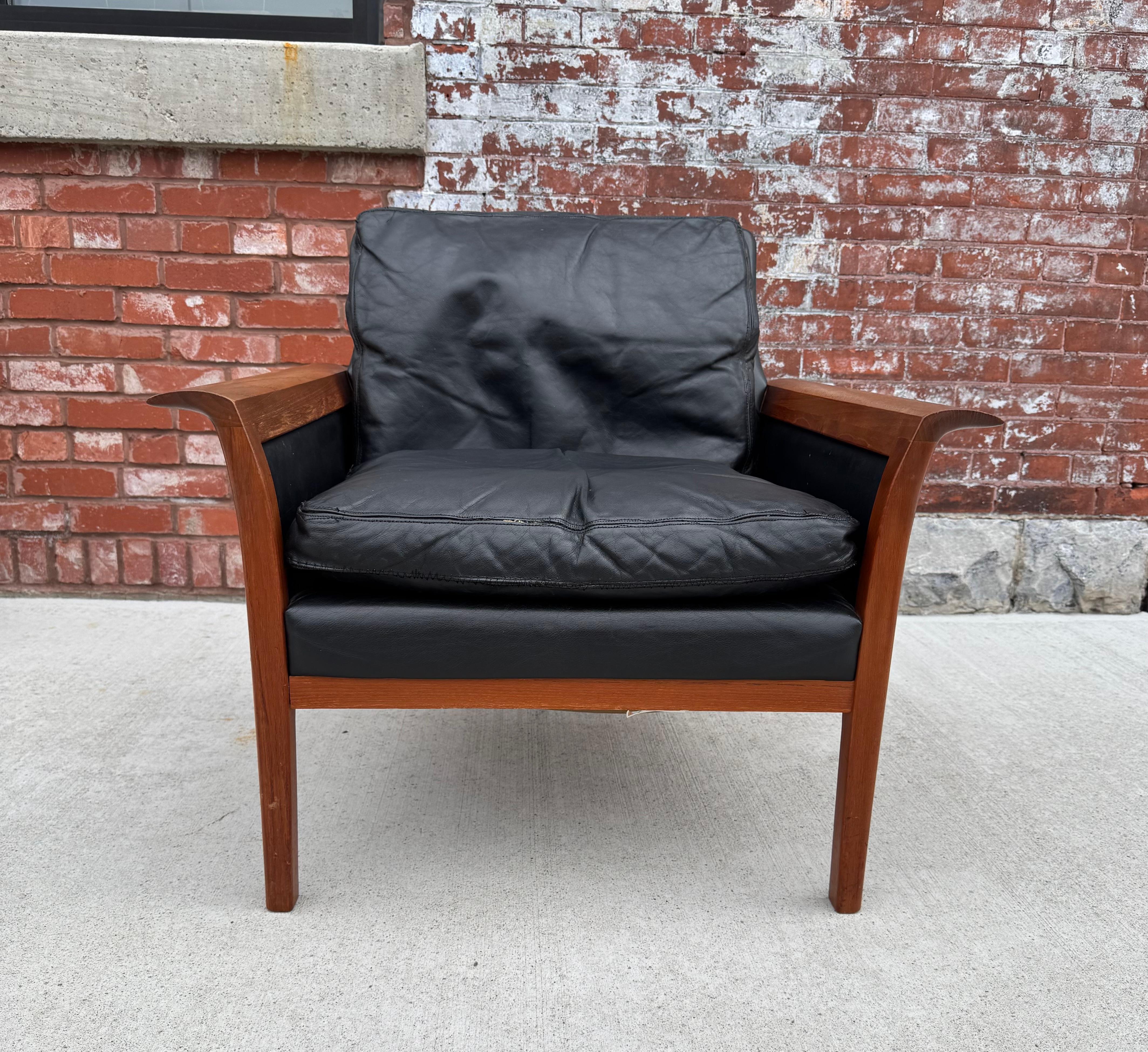 Mid-Century Modern Magnifique chaise longue en cuir noir et teck de Knut Saeter pour Vatne Mobler en vente