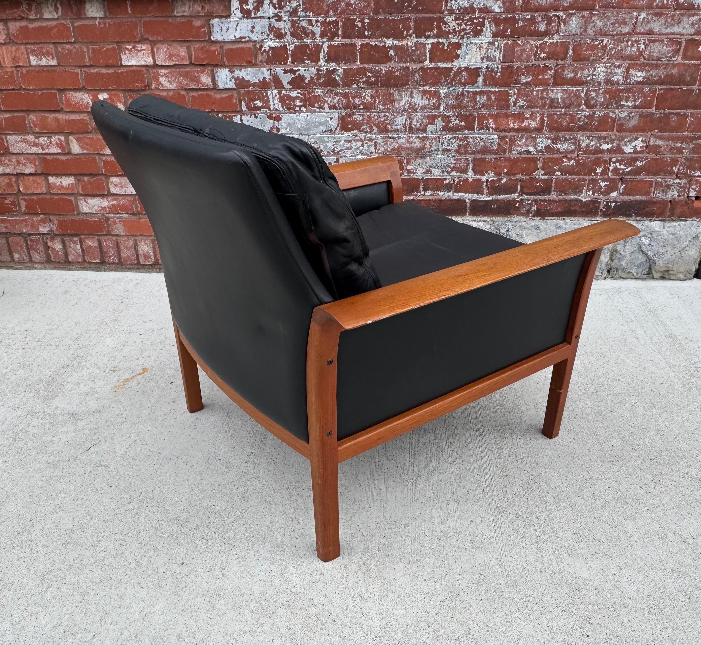Norvégien Magnifique chaise longue en cuir noir et teck de Knut Saeter pour Vatne Mobler en vente