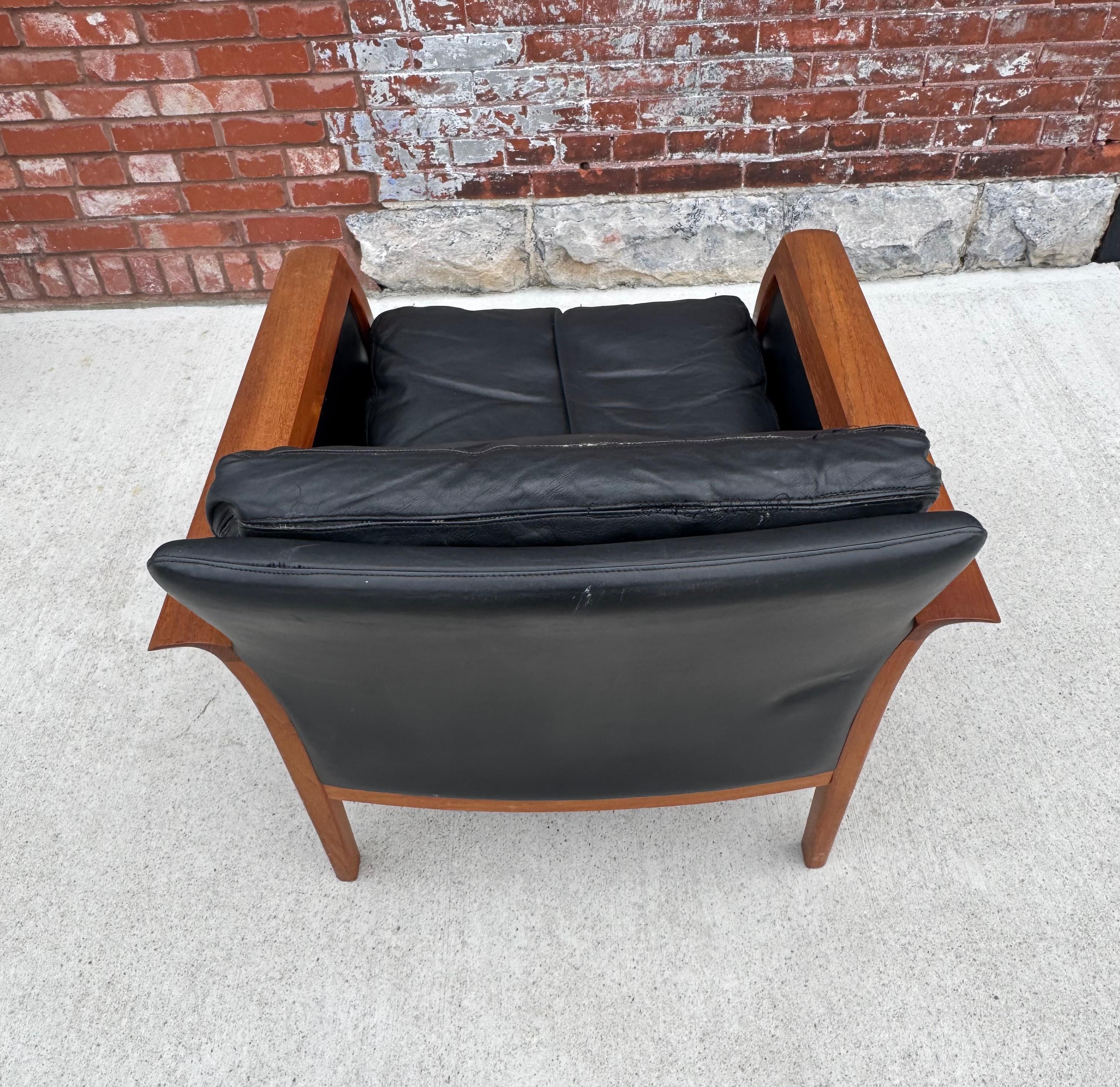 Magnifique chaise longue en cuir noir et teck de Knut Saeter pour Vatne Mobler Bon état - En vente à Buffalo, NY
