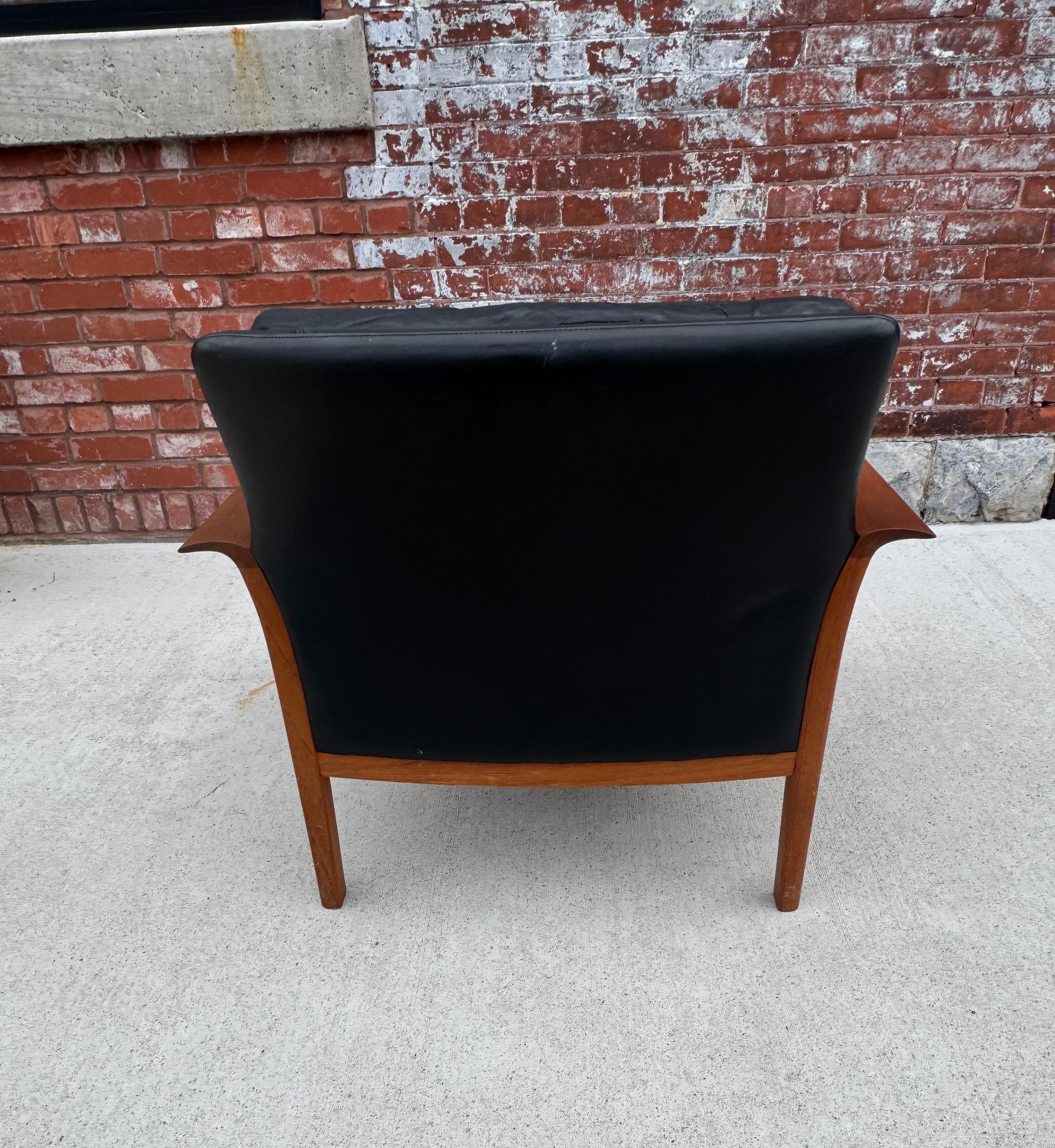 Milieu du XXe siècle Magnifique chaise longue en cuir noir et teck de Knut Saeter pour Vatne Mobler en vente