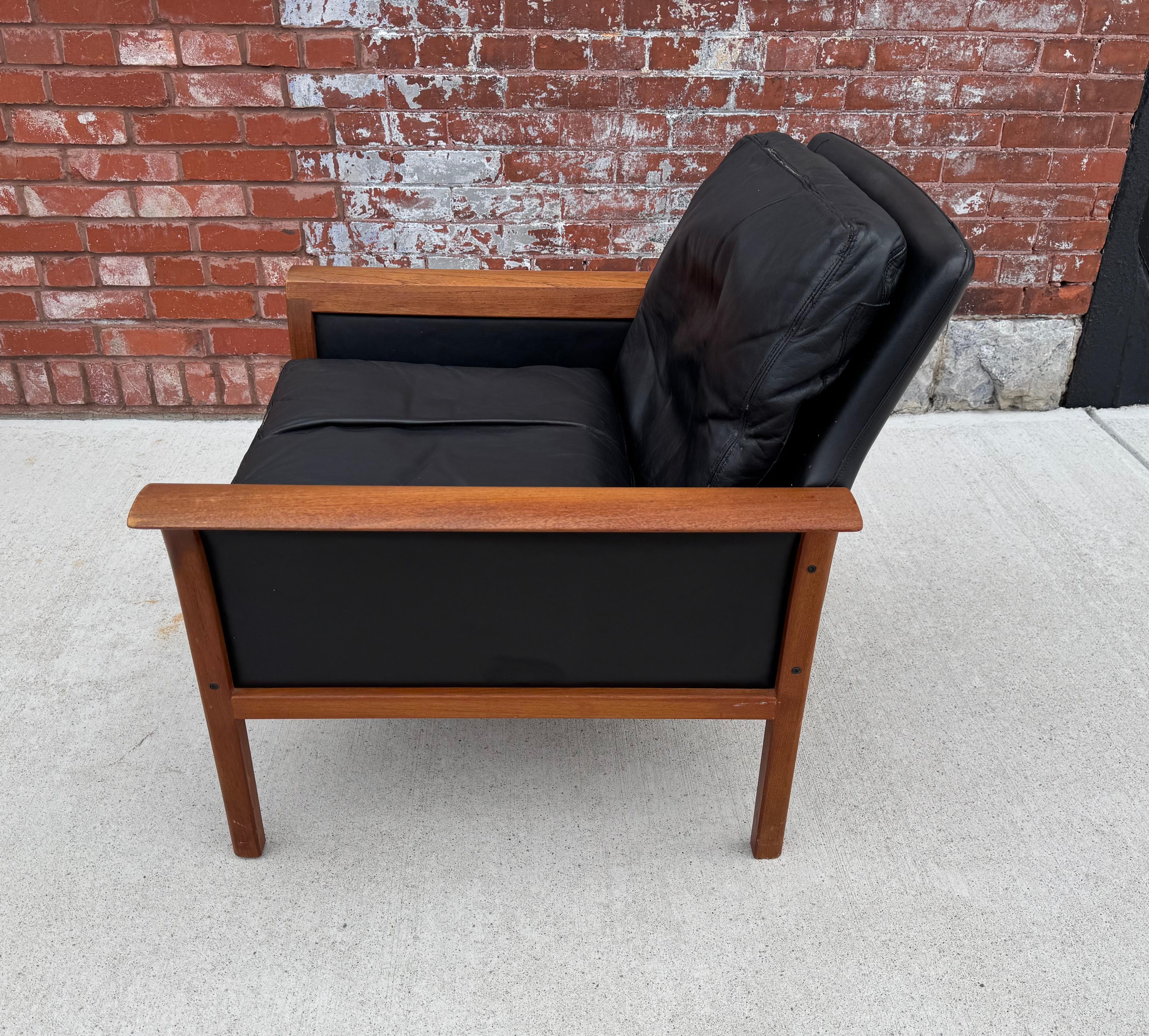 Cuir Magnifique chaise longue en cuir noir et teck de Knut Saeter pour Vatne Mobler en vente