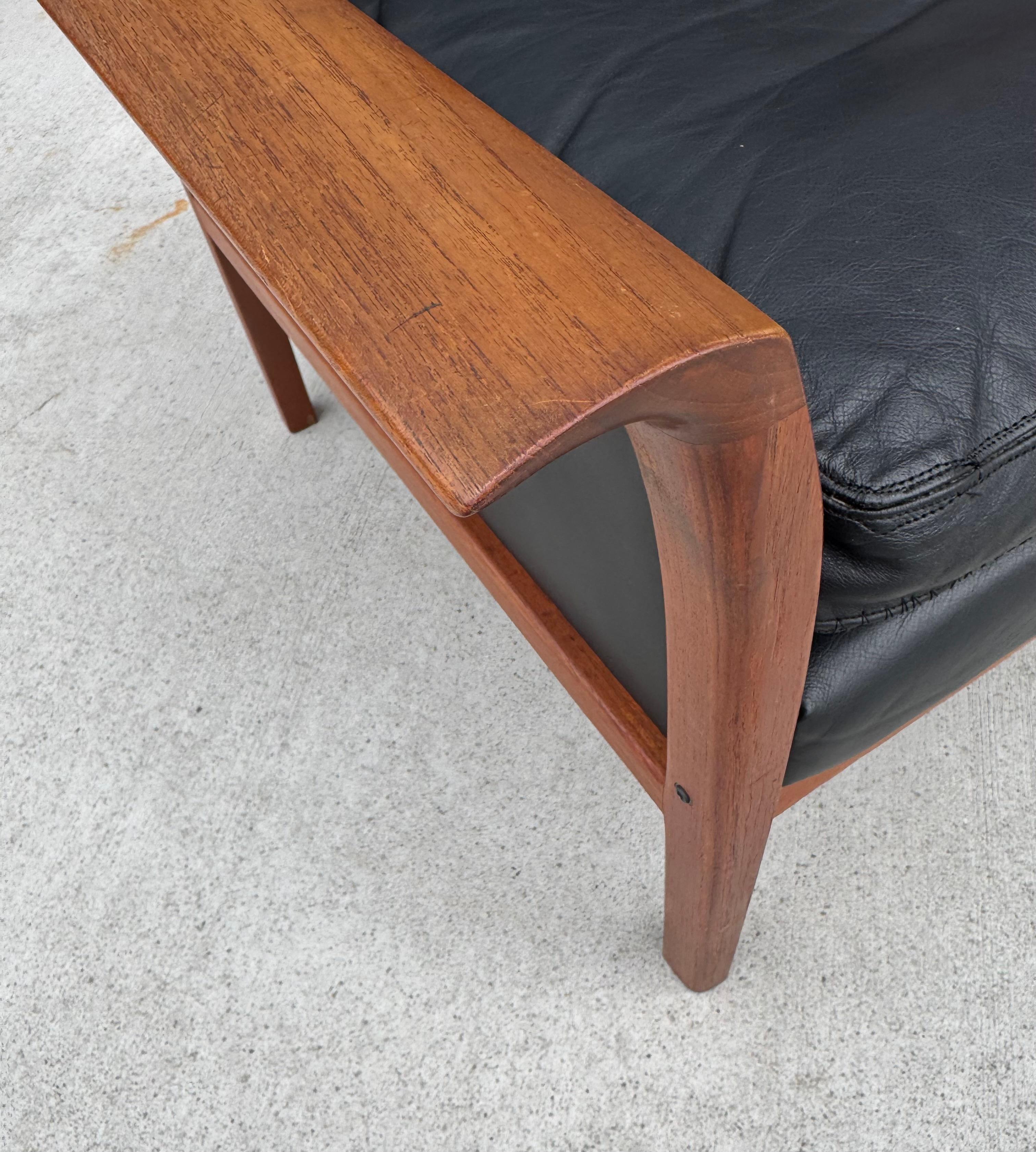 Magnifique chaise longue en cuir noir et teck de Knut Saeter pour Vatne Mobler en vente 1