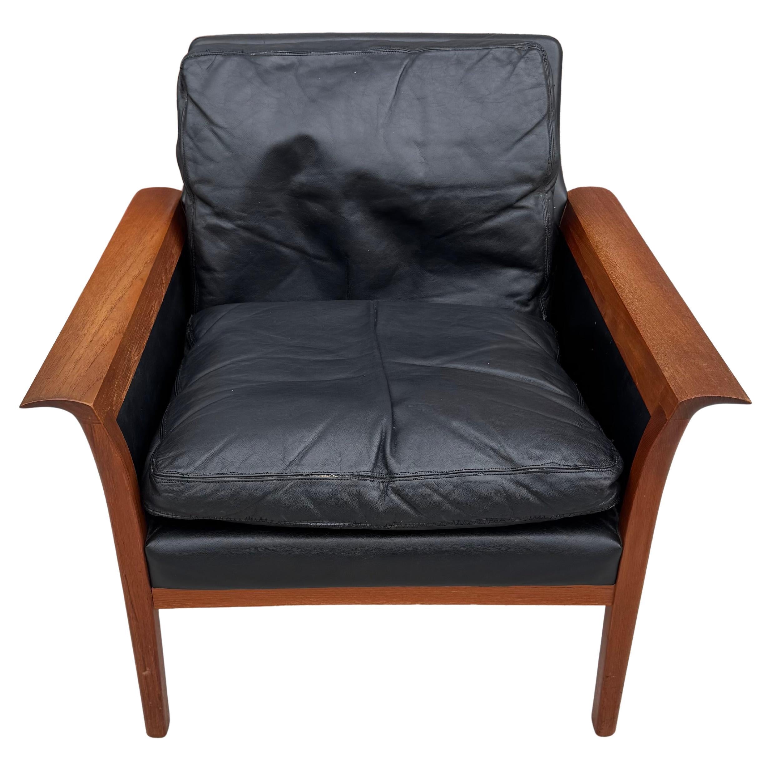 Bellissima sedia da salotto in pelle nera e teak di Knut Saeter per Vatne Mobler