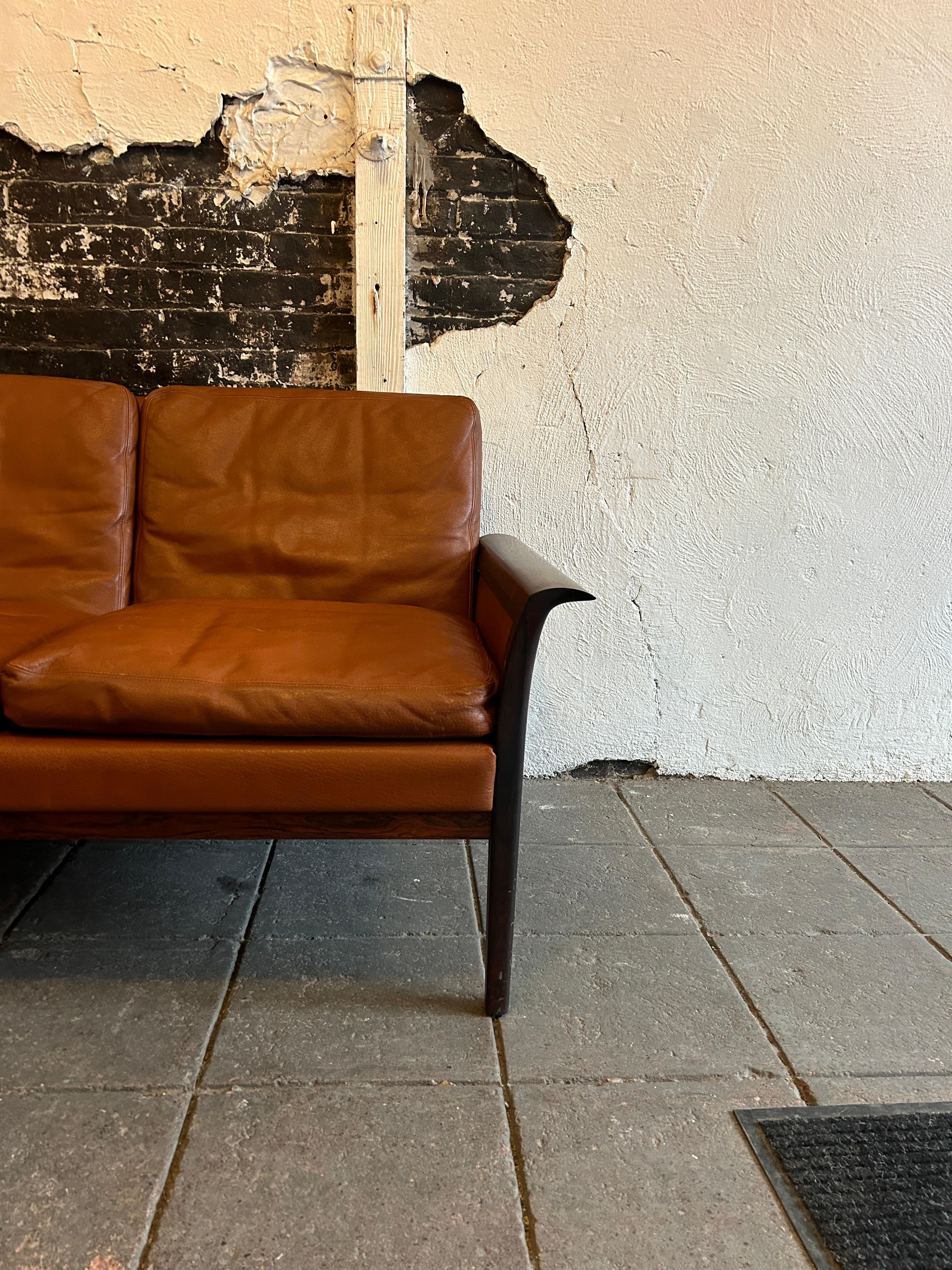 Mid-Century Modern Beautiful Knut Saeter for Vatne Mobler cognac Leather and Rosewood Sofa For Sale