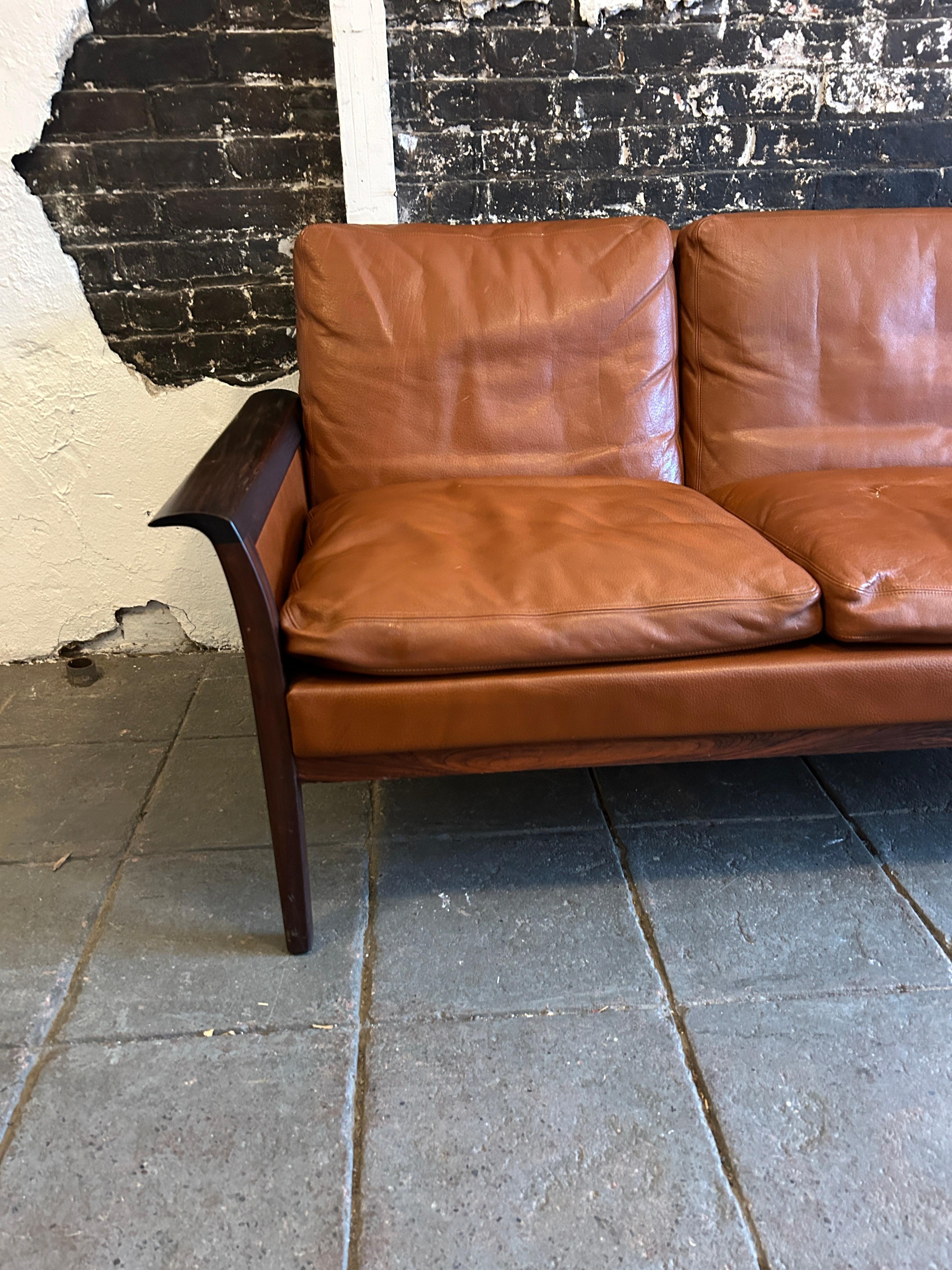 Schönes Knut Saeter für Vatne Mobler Cognacfarbenes Sofa aus Leder und Palisanderholz im Zustand „Gut“ im Angebot in BROOKLYN, NY