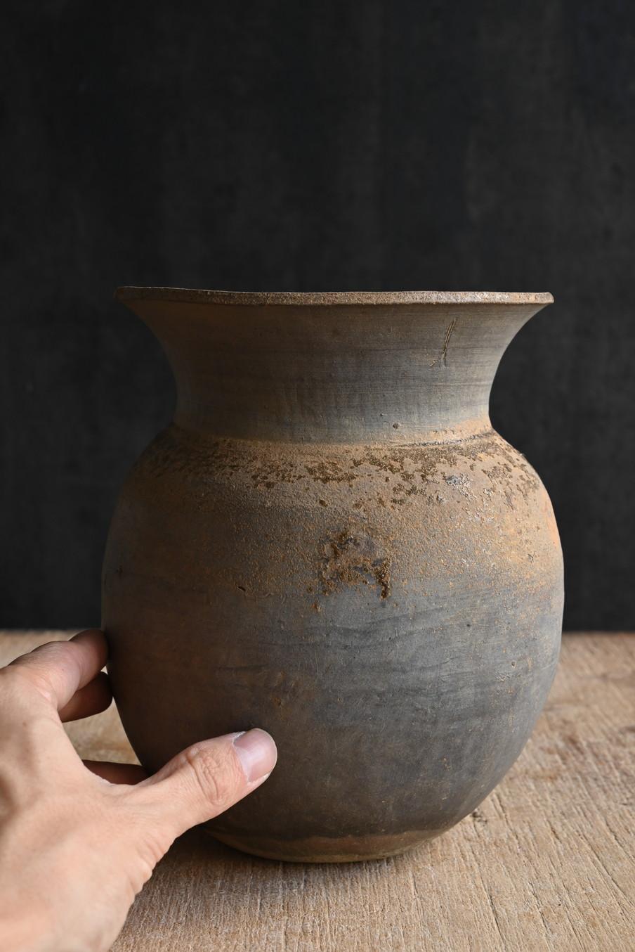 South Korean Beautiful Korean antique earthenware/gray excavated flower vase For Sale