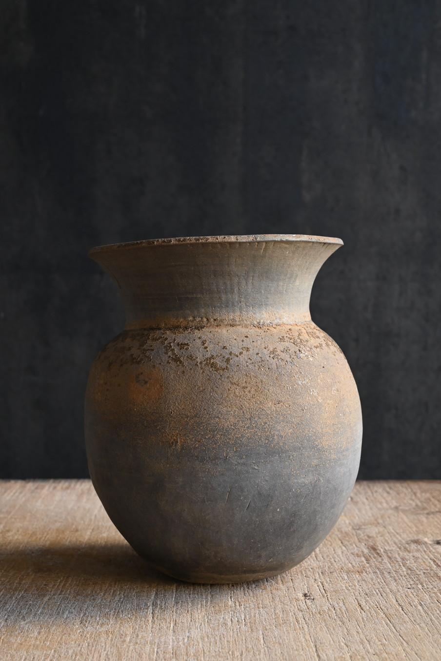 Beautiful Korean antique earthenware/gray excavated flower vase In Good Condition For Sale In Sammu-shi, Chiba