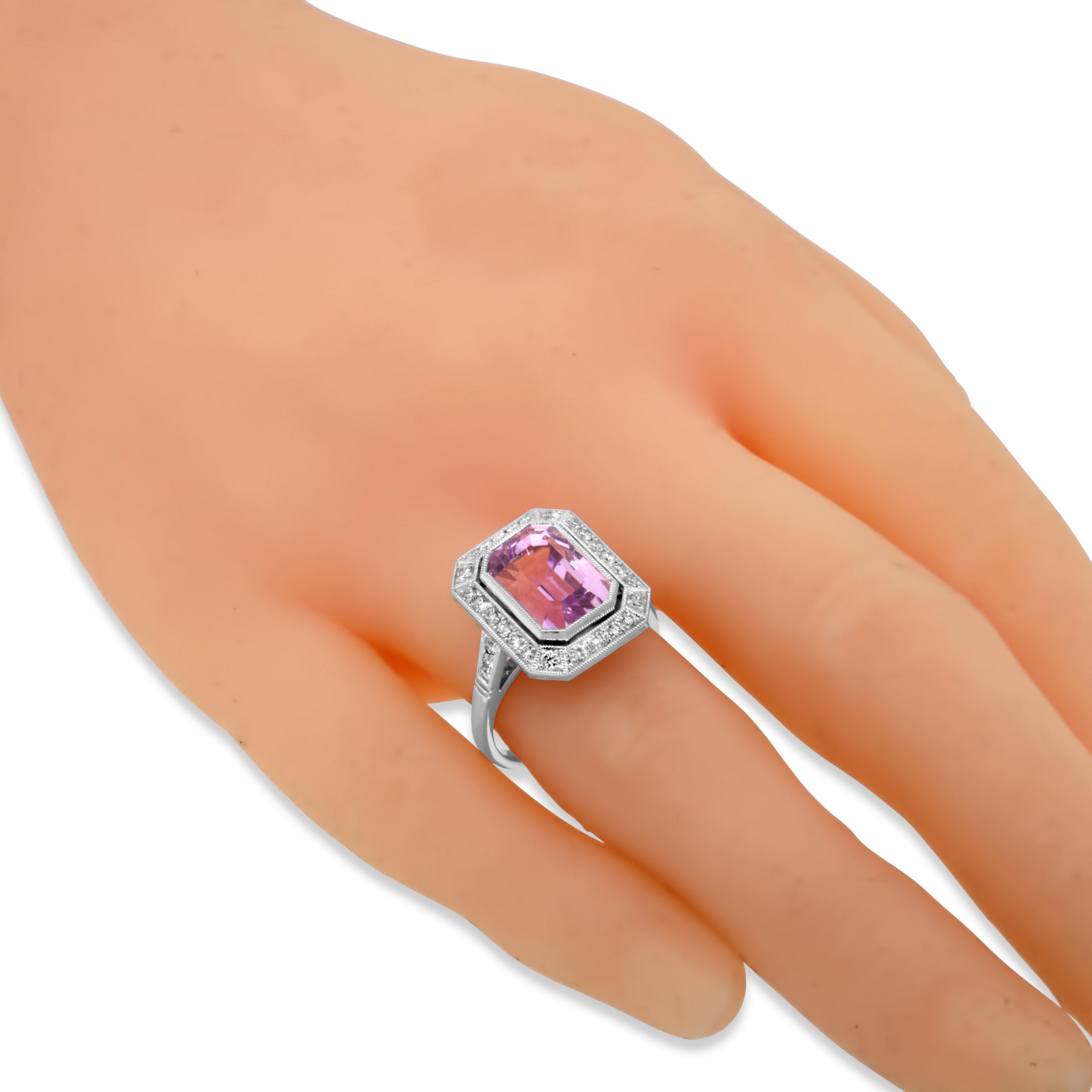 Platino
Kunzita 10 x 7 mm
Diamante: 0.30 ct twd
Peso total: 8.68 gramos
Tamaño del anillo: 7.25