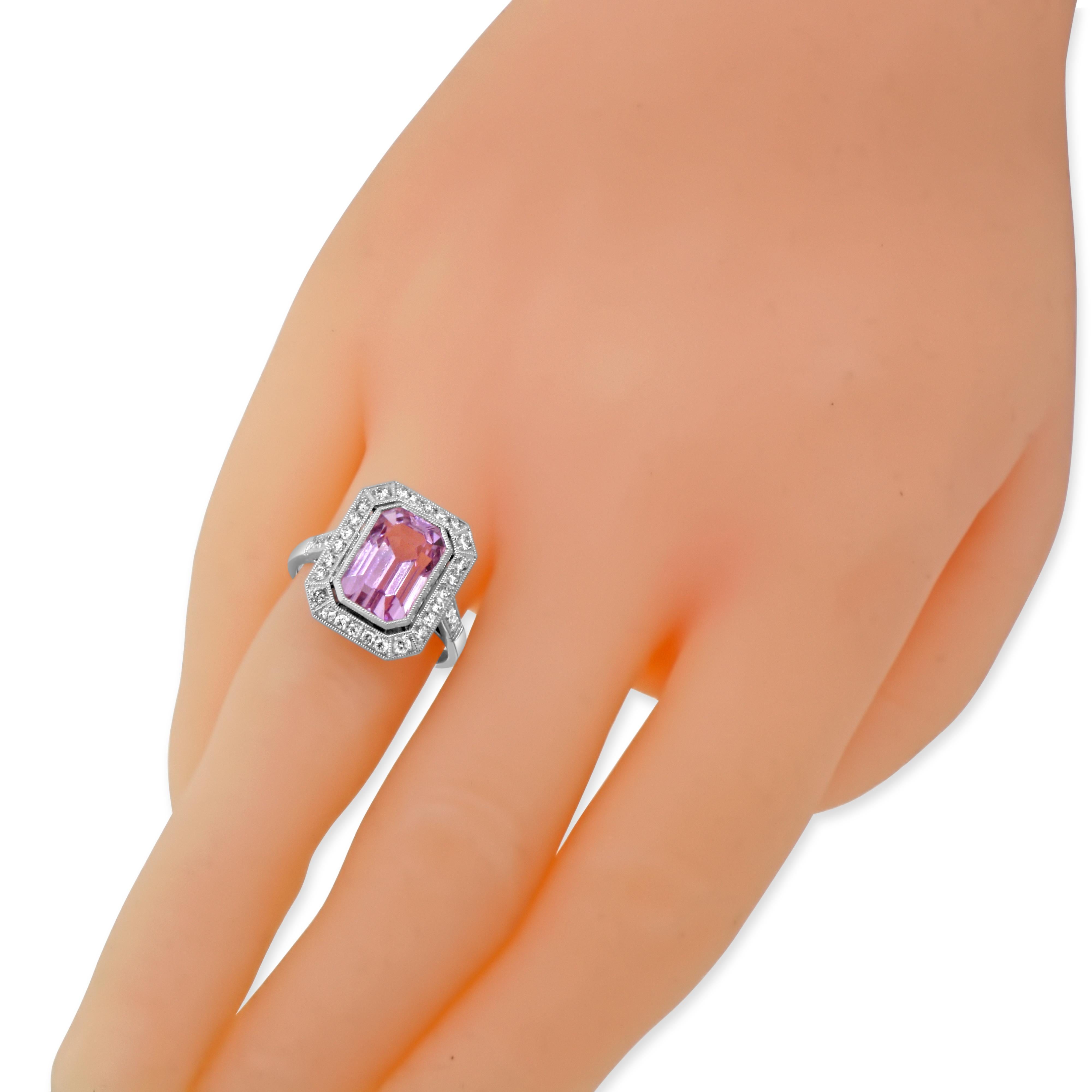 Precioso Anillo de Compromiso de Kunzita y Diamantes en Platino en Bueno estado para la venta en New York, NY